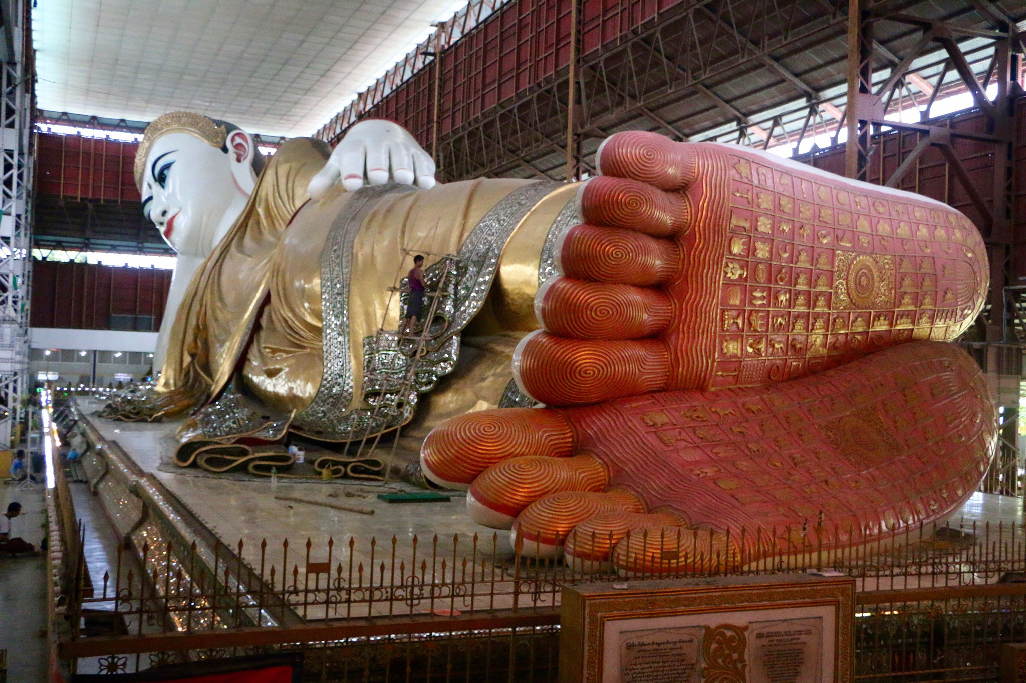 Riesiger Buddha (65 Meter hoch)