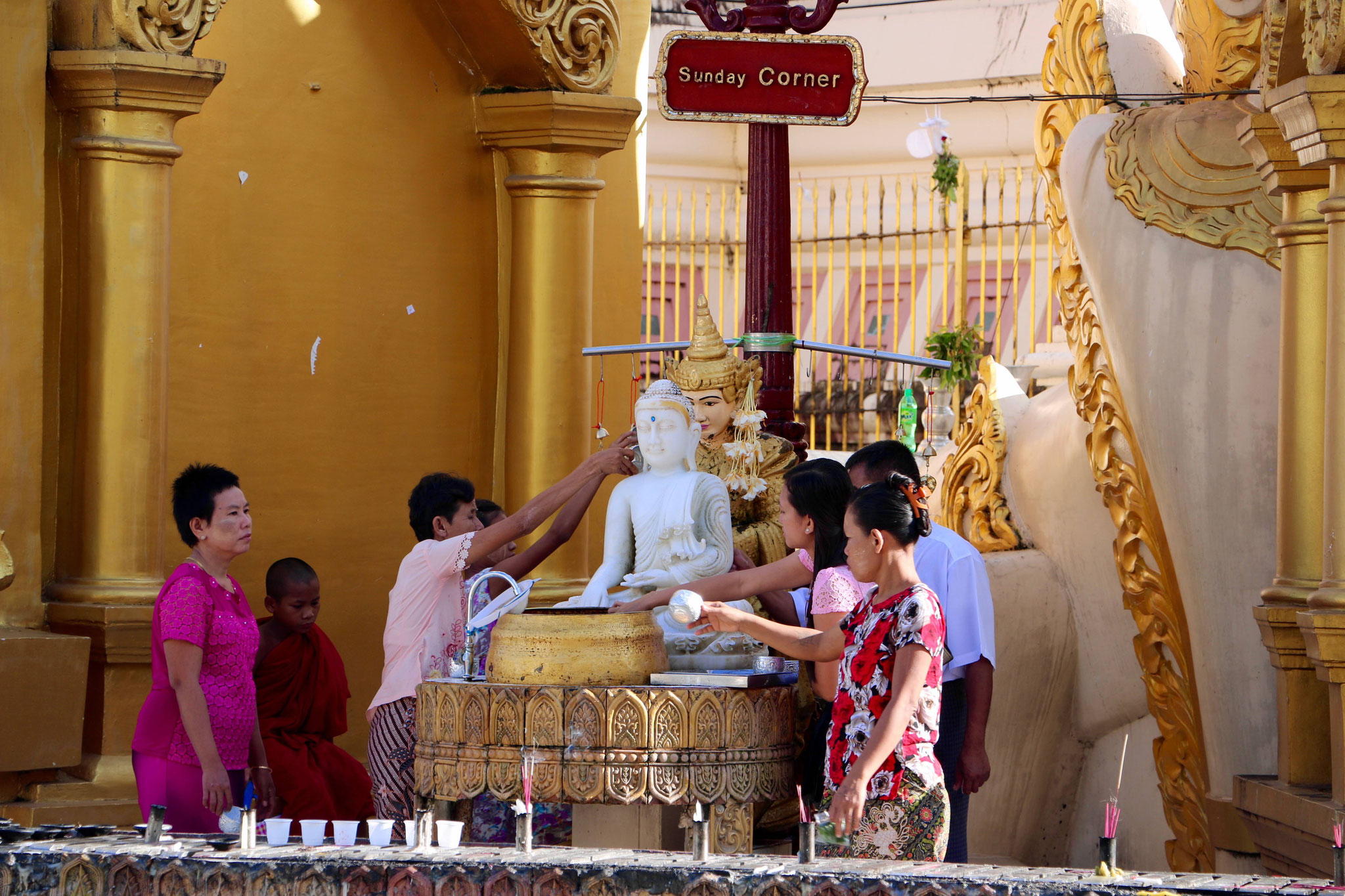 Auf dem Gelände der Shwedagon Pagode - Menschen waschen den Buddha ihres Geburtstages, weil sie sich davon Glück erhoffen