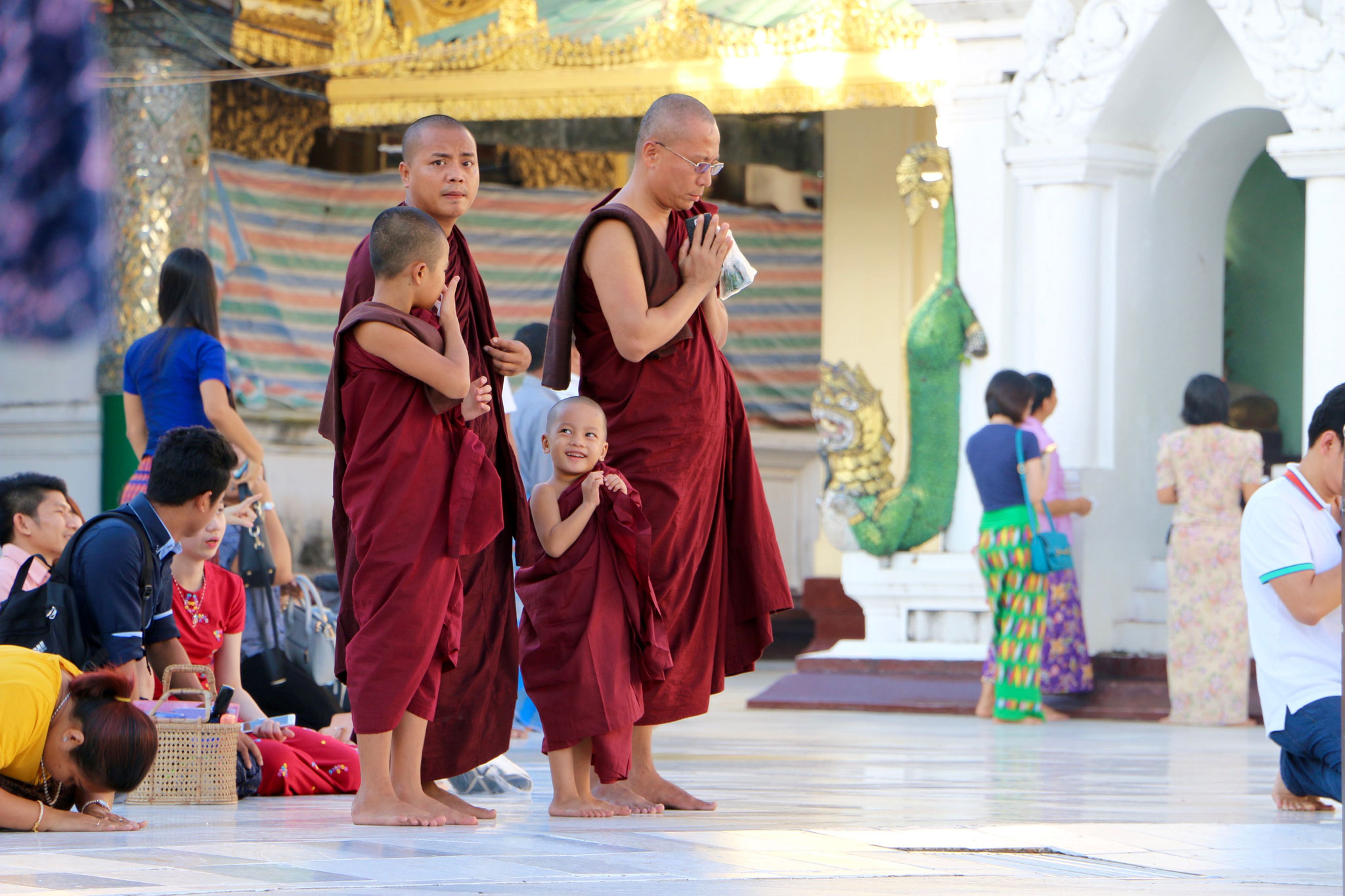 Auf dem Gelände der Shwedagon Pagode - sogar die Kleinen sind schon Mönche