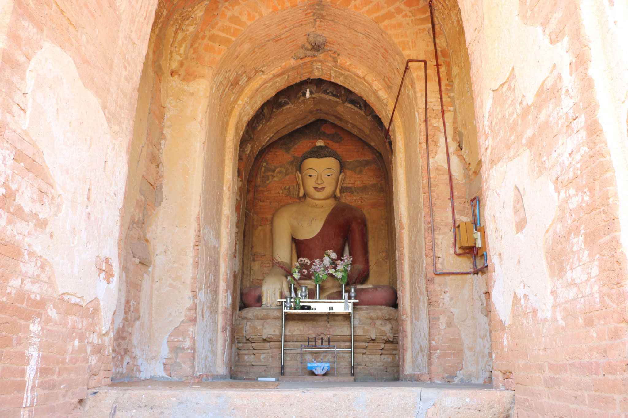 Bagan - Ein Buddha im Tempel