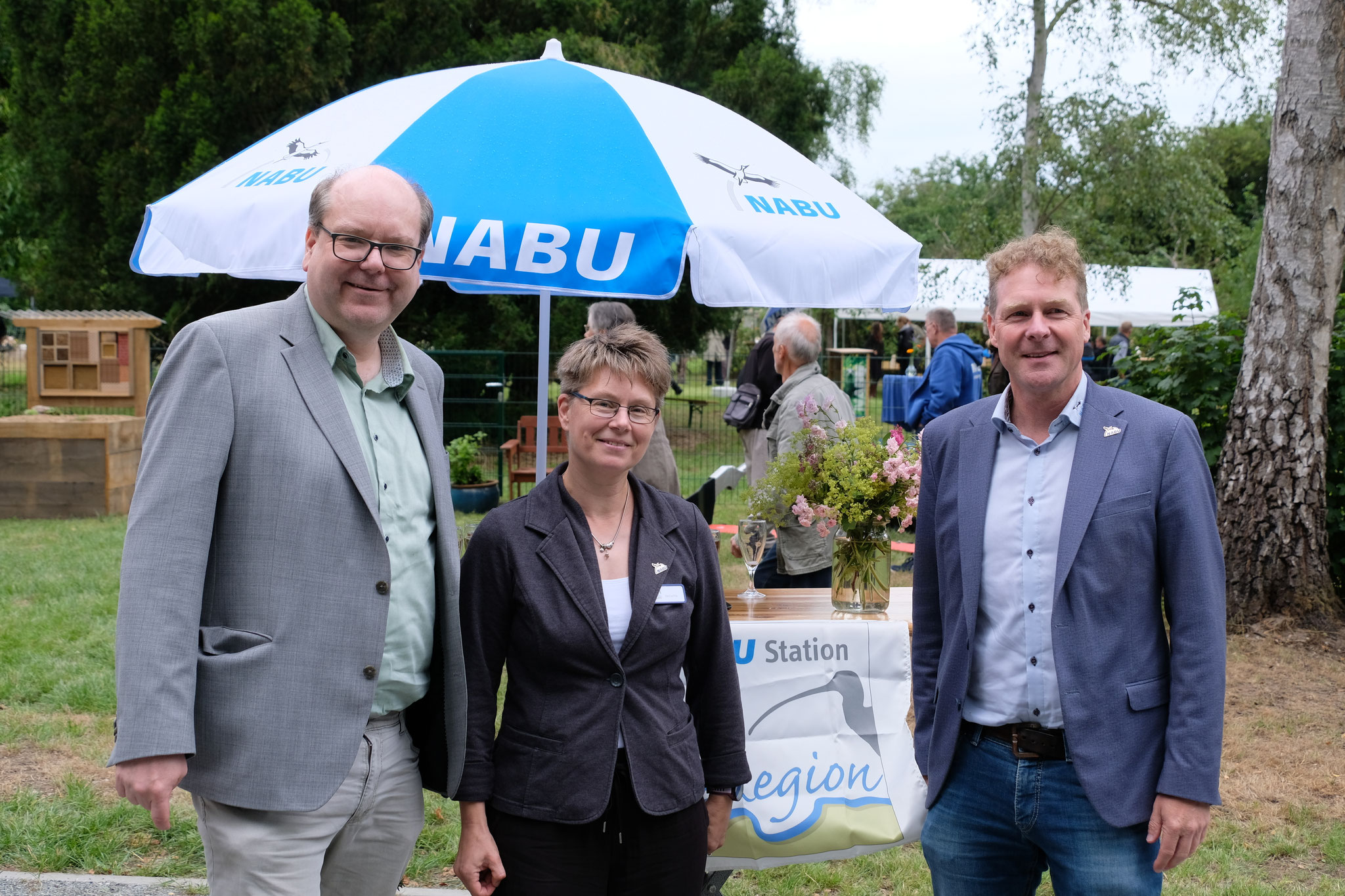 Christian Meyer, (Nds. Minister für Umwelt, Energie und Klimaschutz), Sarina Pils (Leiterin der ÖNSOR) und Prof. Dr. Holger Buschmann (Vorsitzender NABU Niedersachsen e.V.) von links. Foto: NABU Niedersachsen/L. Neffati 