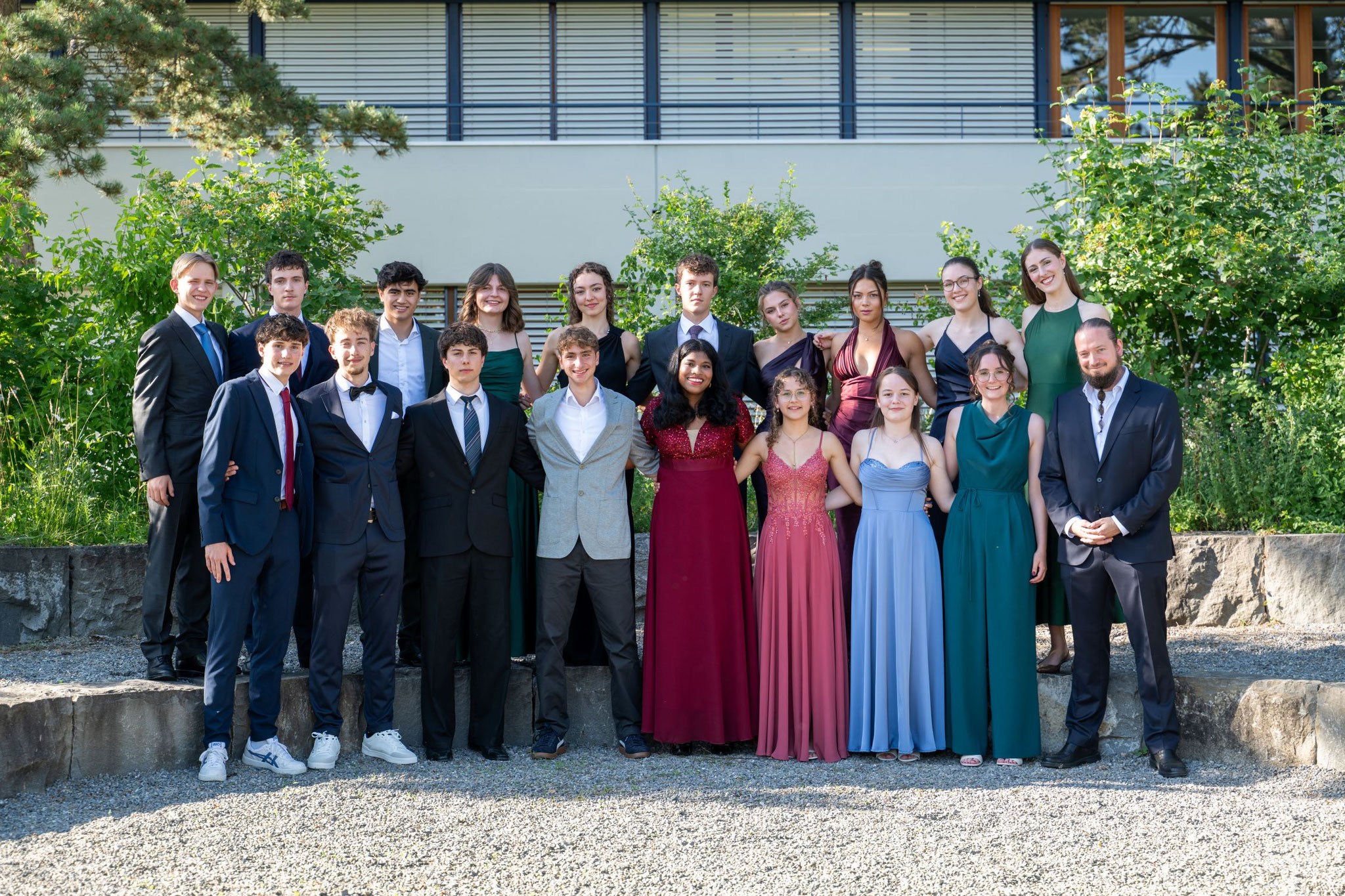 Gruppenfoto einer Maturaklasse der Kantonsschule Beromünster bei der Maturafeier 2026 im Freien, mit festlich gekleideten Schülerinnen und Schülern