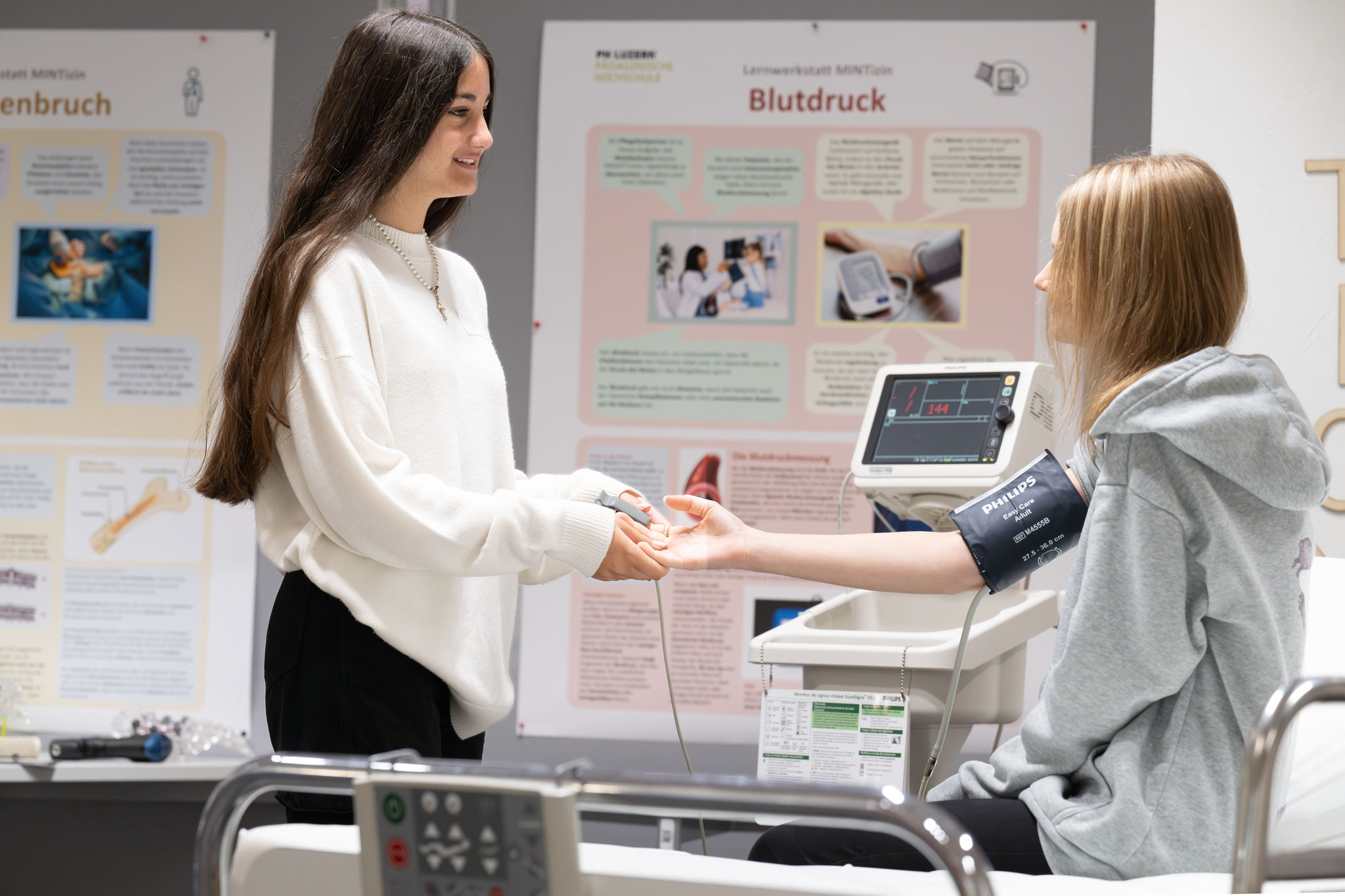 Schülerinnen probieren in der MINTzin-Lernwerkstatt aus, wie es sich mit Medizinaltechnologie arbeitet. 