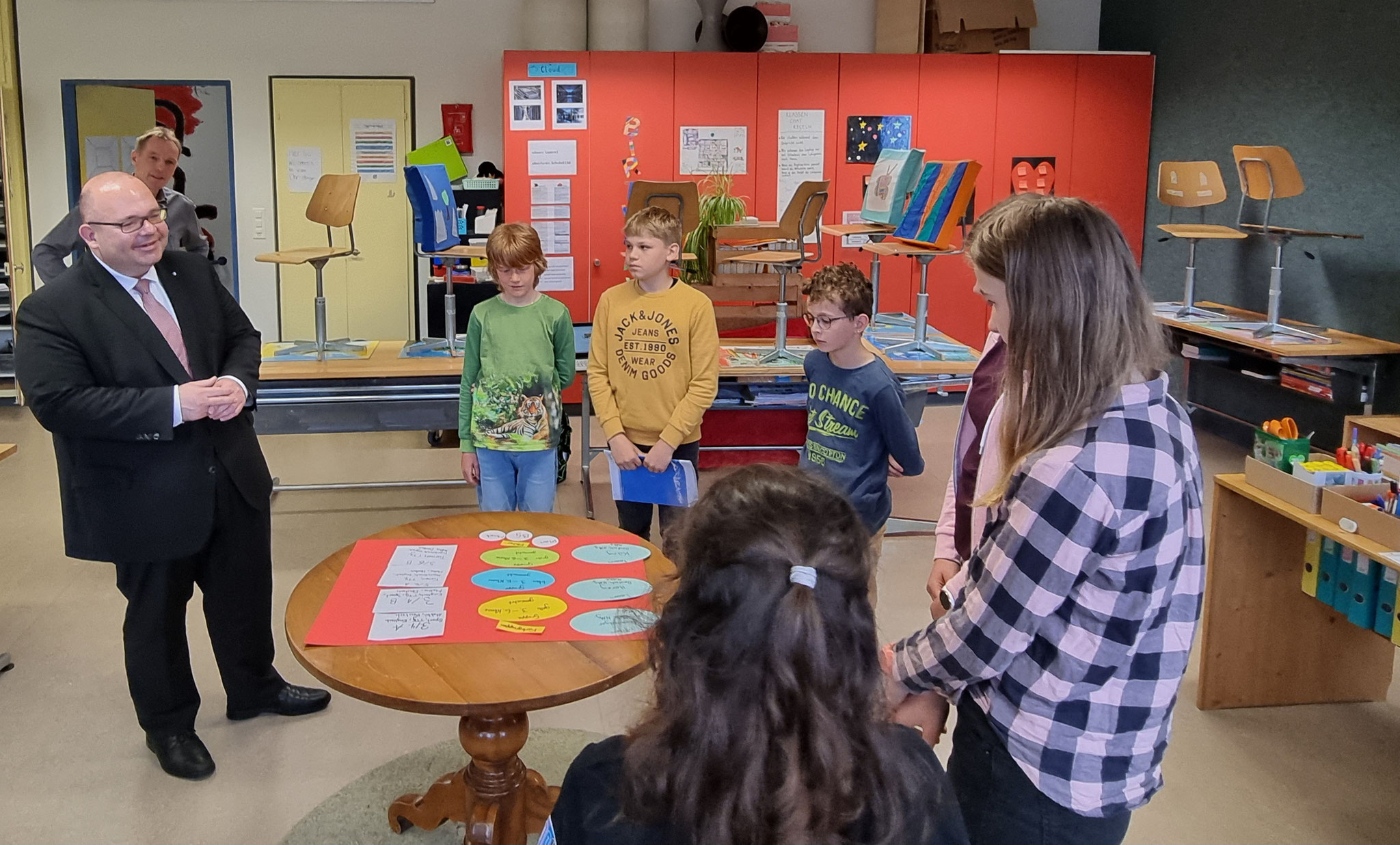 An der Schule Luthern besuchte der Bildungsdirektor zuerst eine Primarschulklasse...