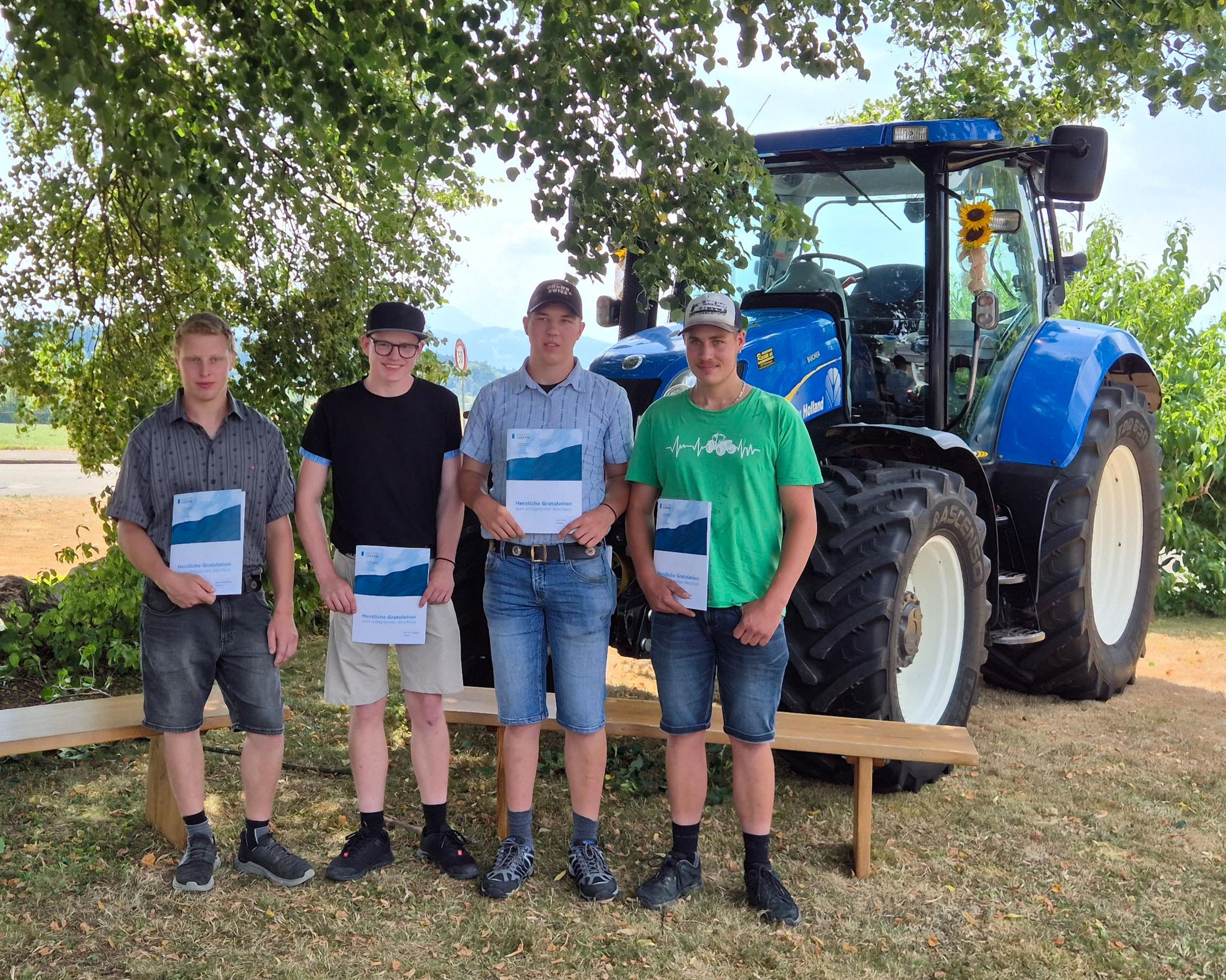 Abschlussklasse_Praktiker_EBA_mit_Traktor_im_Gruenen