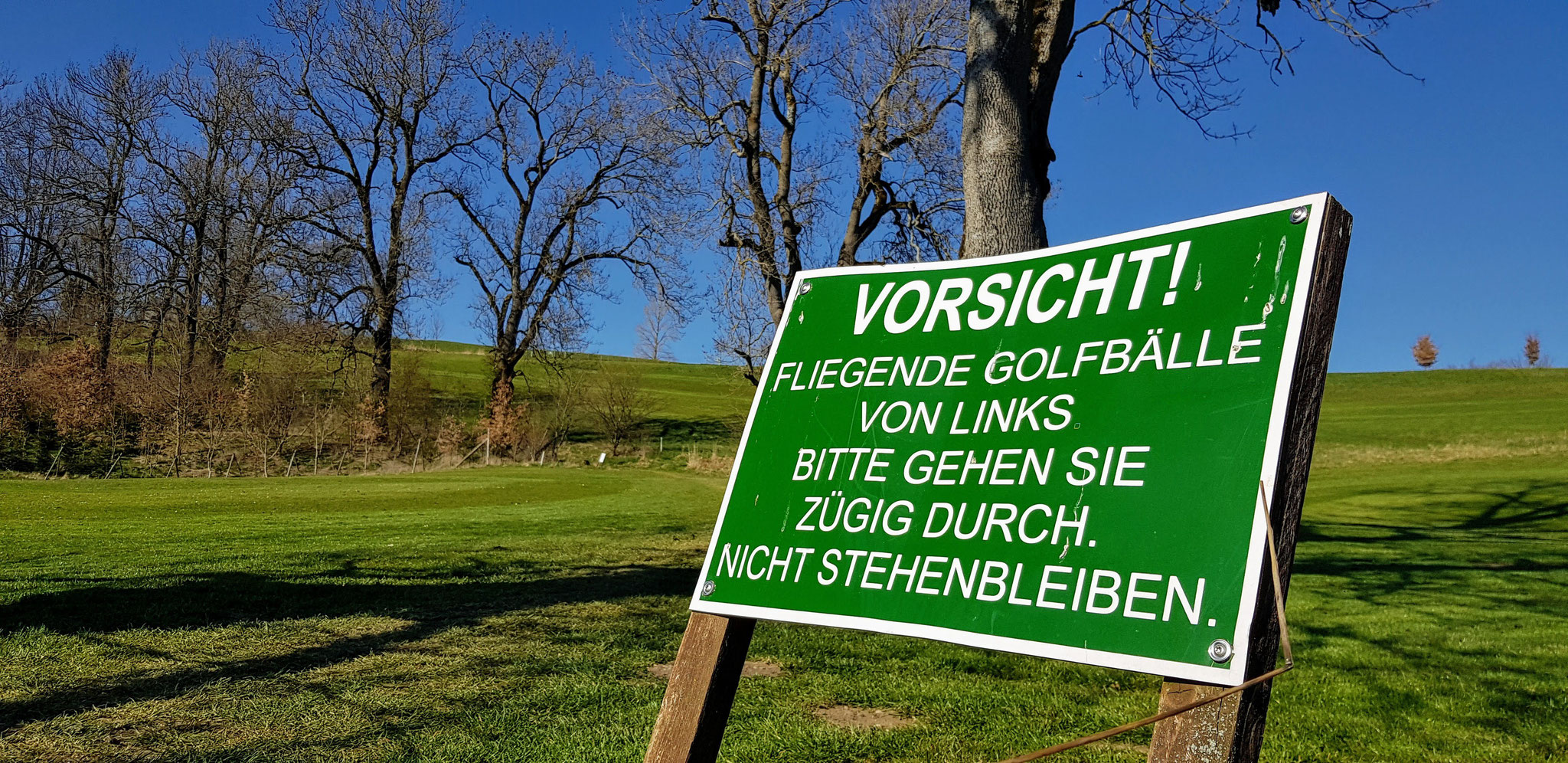 Ja, bloß aufpassen. Macht süchtig - und tut manchmal auch weh. Gesehen im Golfpark Lenzfried (Foto: Stephan Schöttl/alpengolfer.de)