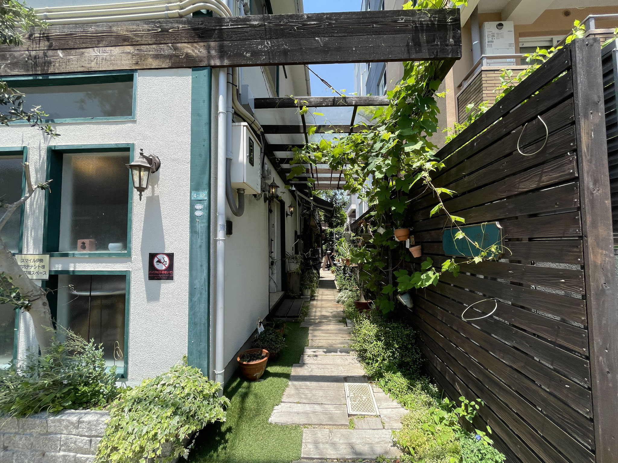 建物入口です。2階のお部屋の方はこちらから出入りしていただきます。