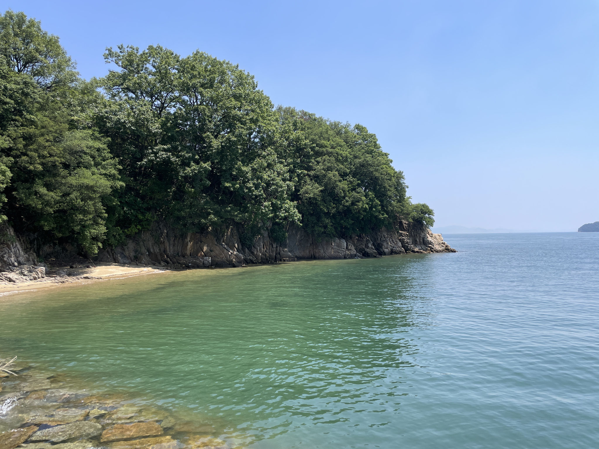 現地から徒歩2分にある海です。