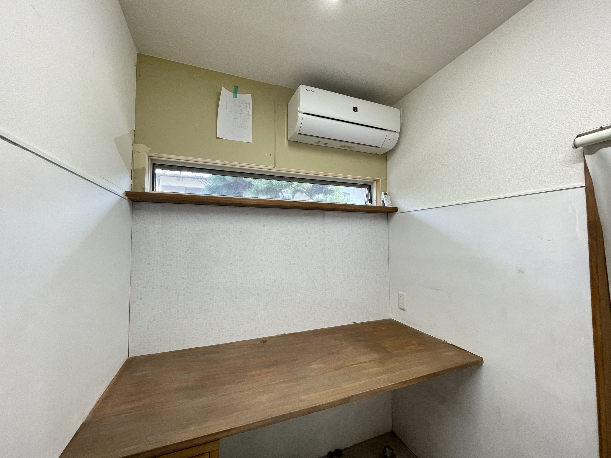 101号室キッチンの背面には作業台があり便利です。