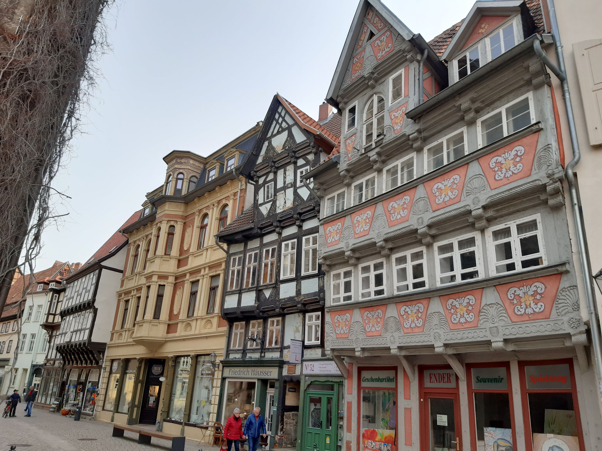 Bei der Sanierung 1990 des rechten Hauses aus dem Jahr 1550 wurden frühbarocke Ornamentmalereien aus dem 17 Jh. entdeckt und restauriert. Links daneben das Zunfthaus der Schumacher.