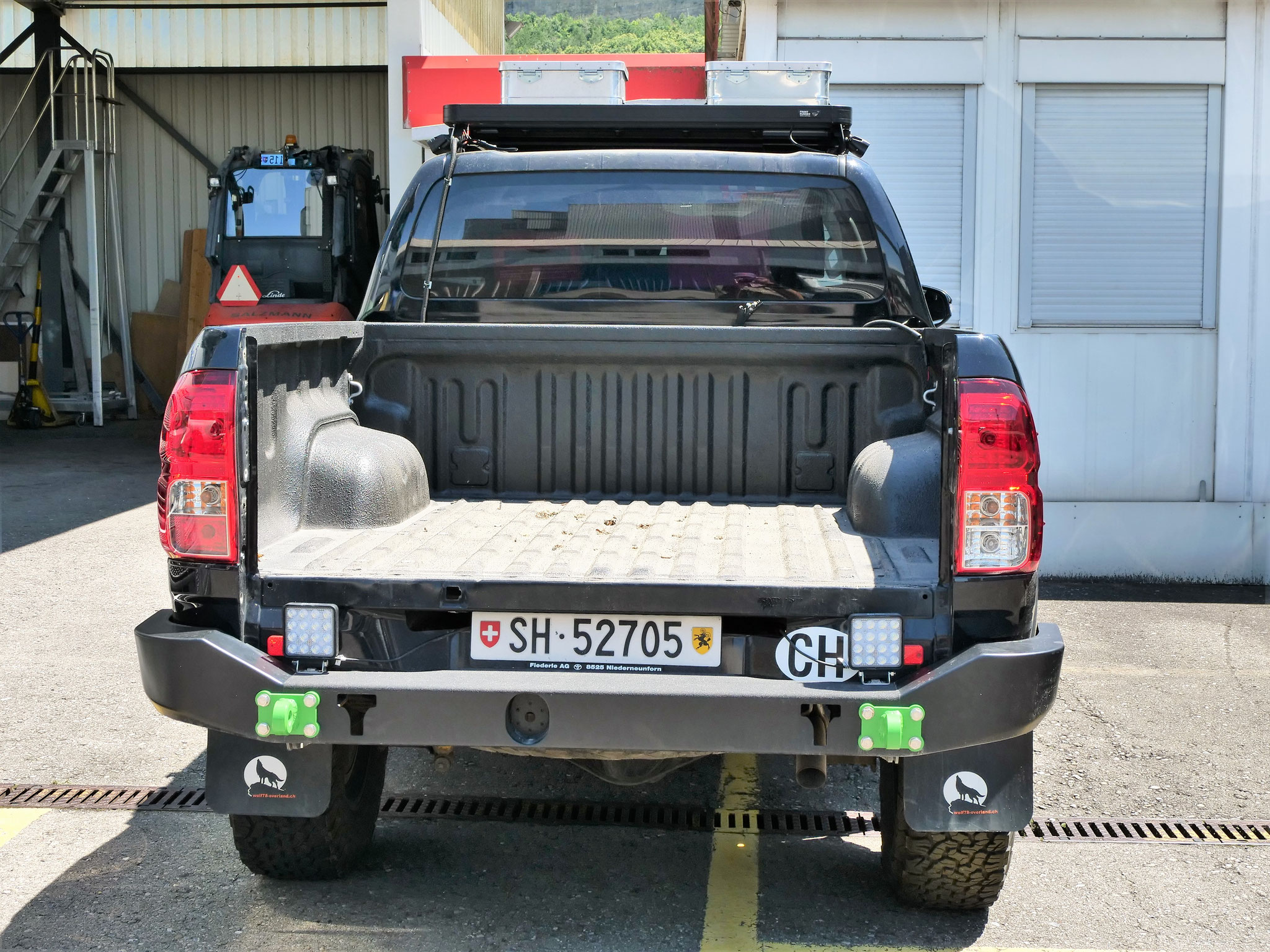 Toyota Hilux Revo 2017 2.4 #ProjektBlackwolf Alu-cab offroad overland expedition 4x4 ARB Fahrwerk Frontrunner Rocksliders Roofrack Rival skidplate bfgoodrich 285/70R17 33" Tires TJM Sknorkel wolf78-overland.ch