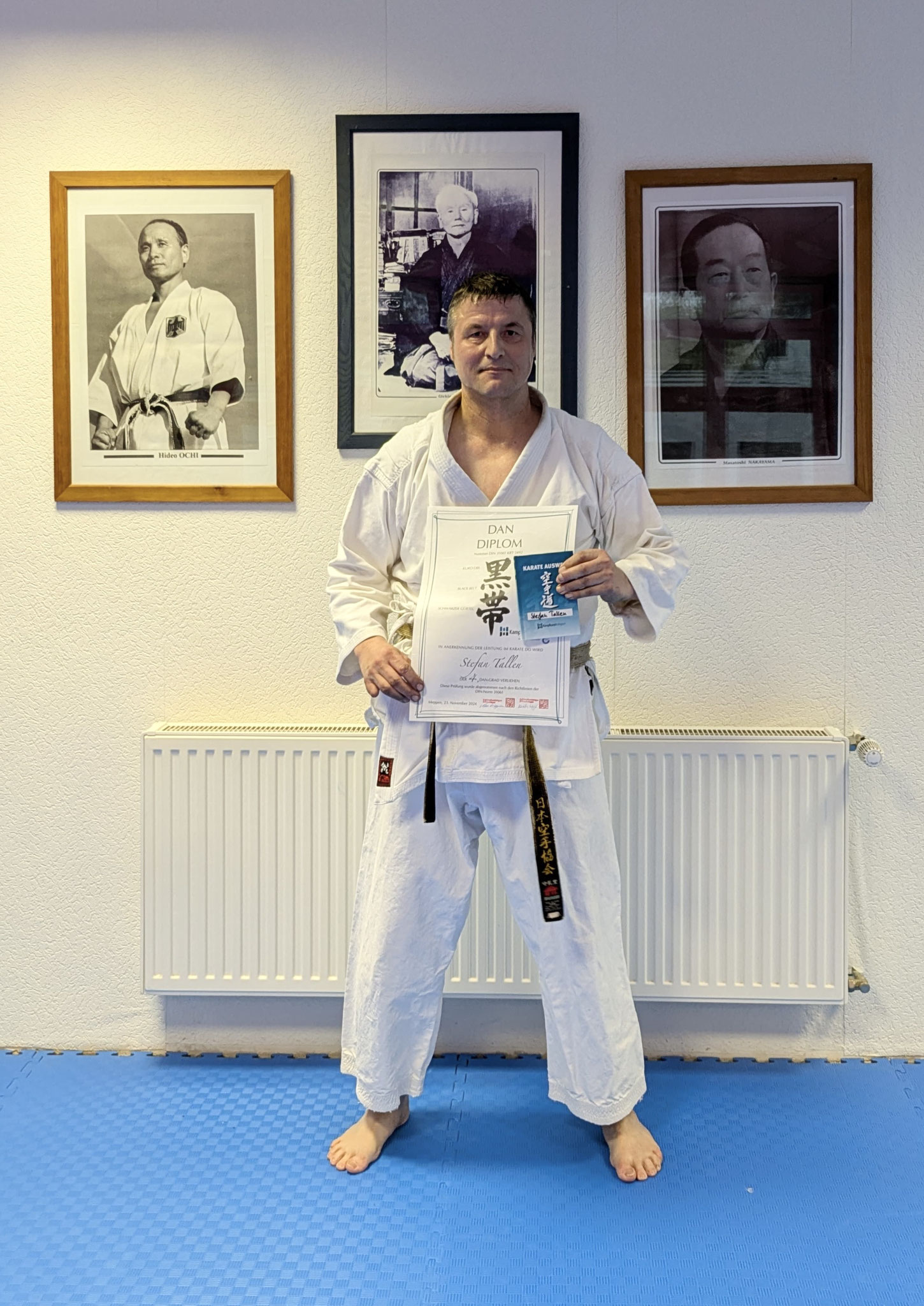 Tallen, Stefan | Karate seit 1997 | 1.Dan 2005 | 2.Dan 07.11.2009 bei Ochi Sensei | 3.Dan 14.08.2018 bei Arno Wagner Sensei in Meppen | 4.Dan 23.11.2024 bei Kerstin Wagner Sensei 5.Dan