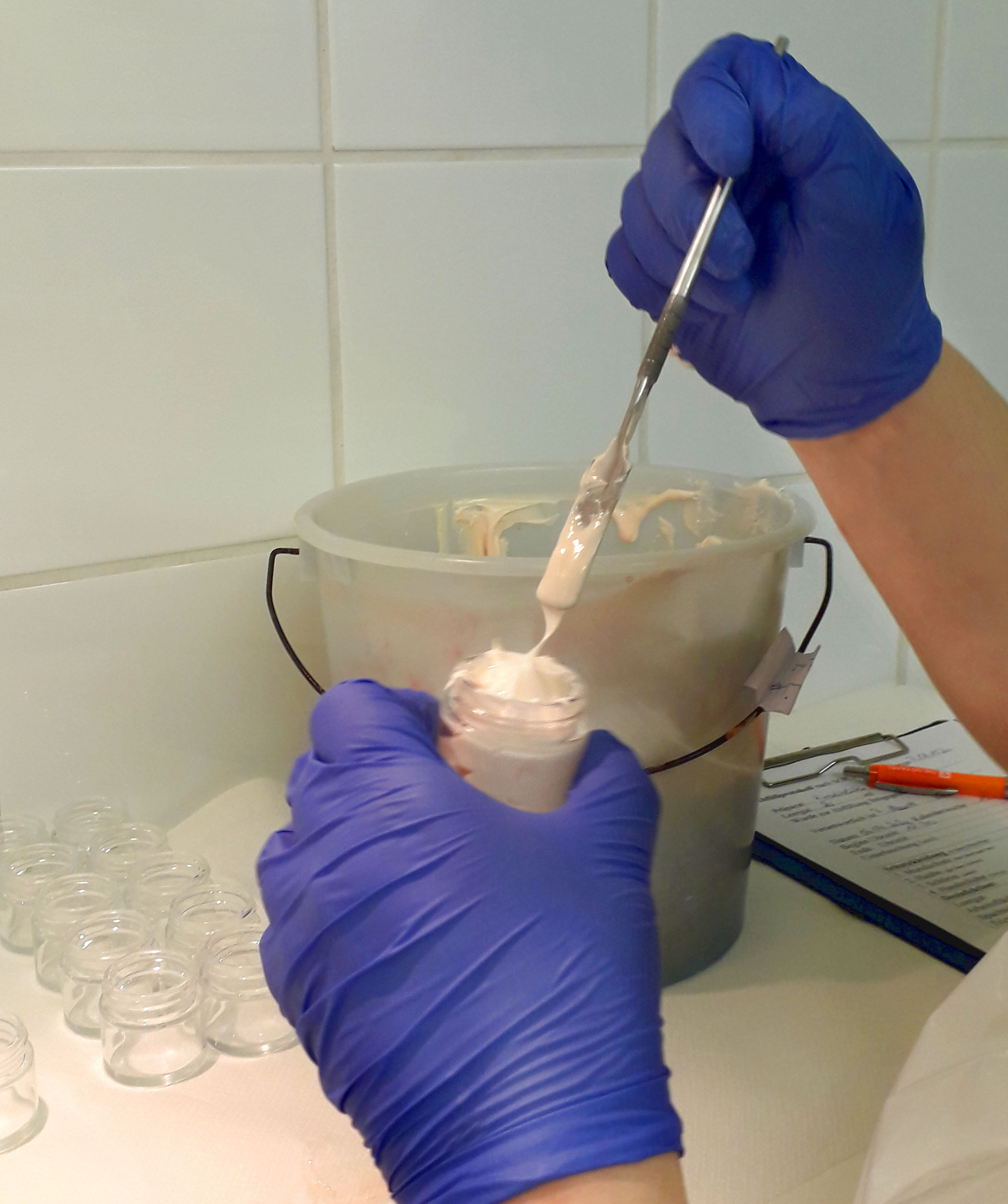 die Creme wird vorsichtig in den Tiegel gefüllt