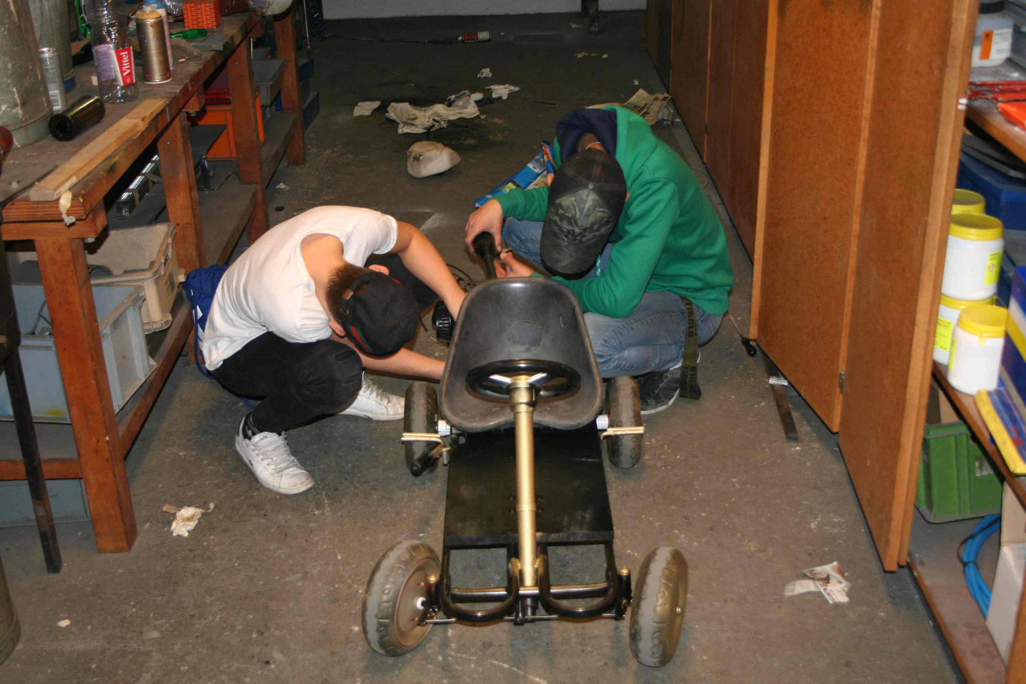 Ilario und Dorian arbeiten an ihrem Go-Cart
