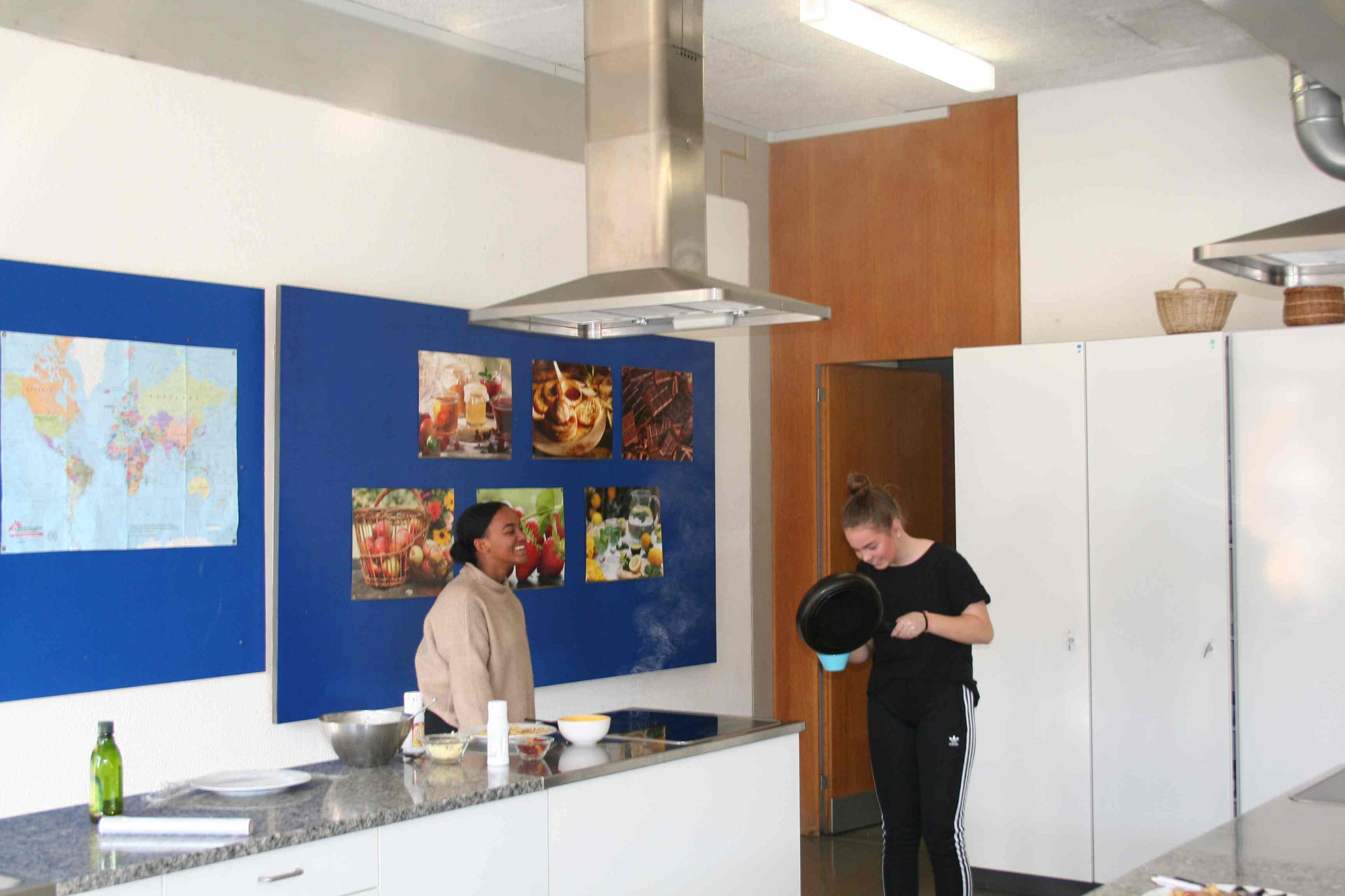 Frederike und Mekedes während dem Kochen