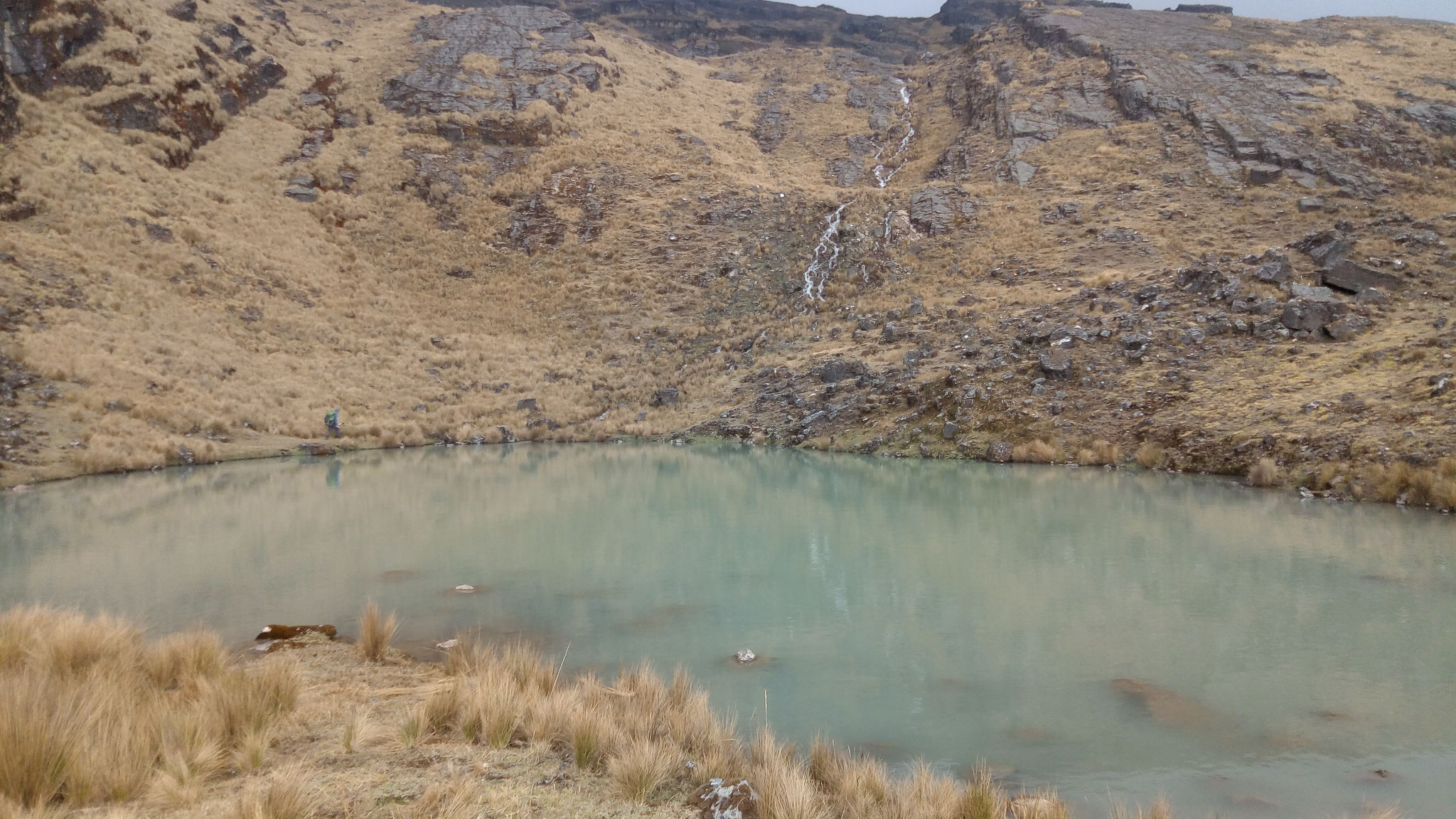 Vous voyez Jérôme?? Il fait le tour de lagune pour prélever de l'eau