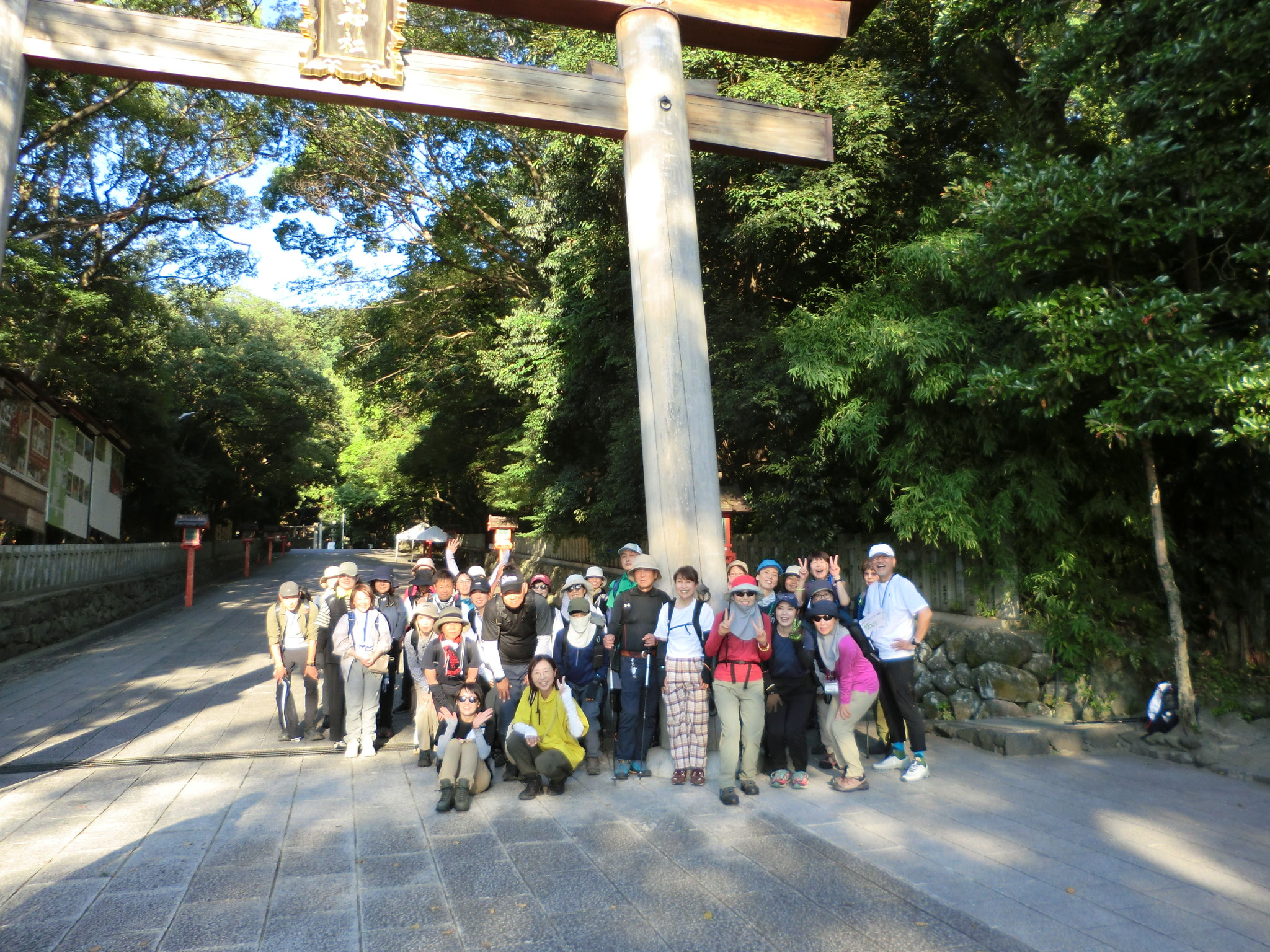 枚岡神社鳥居前で集合写真