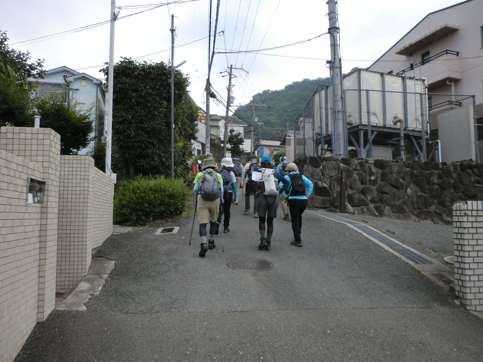 額田駅前を出発、長尾の滝へ