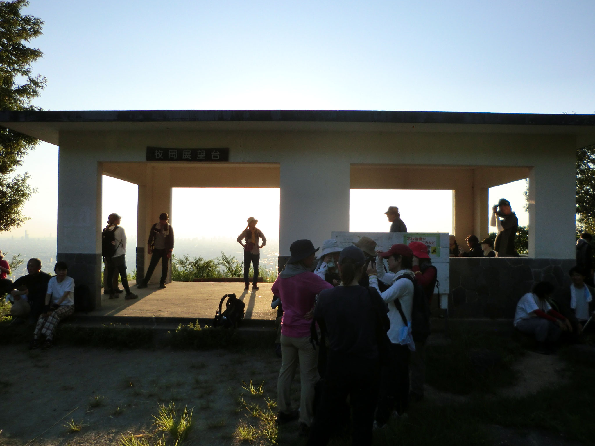 枚岡展望台到着、まだまだ西日が強烈でした。