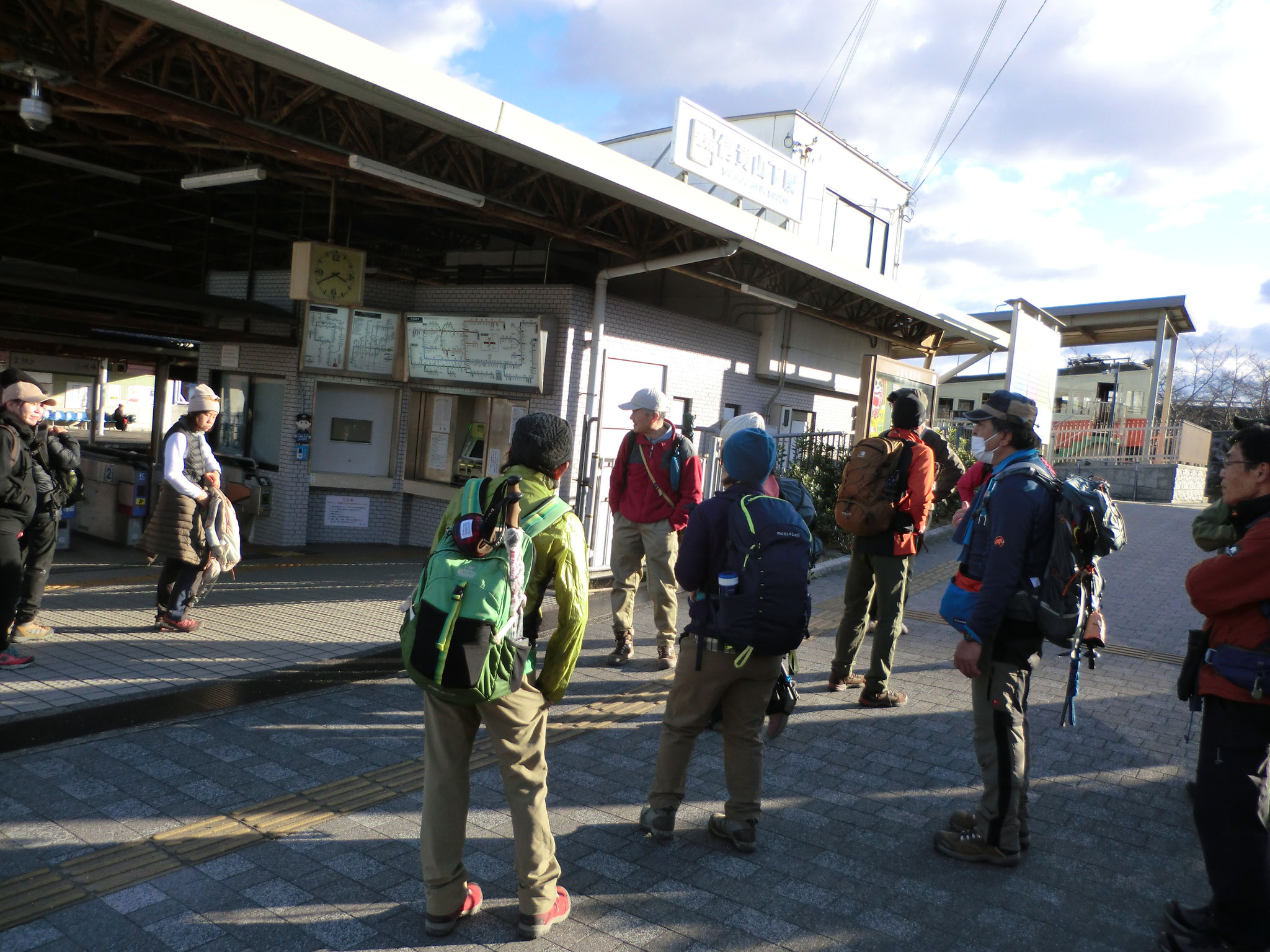 信貴山下駅に到着