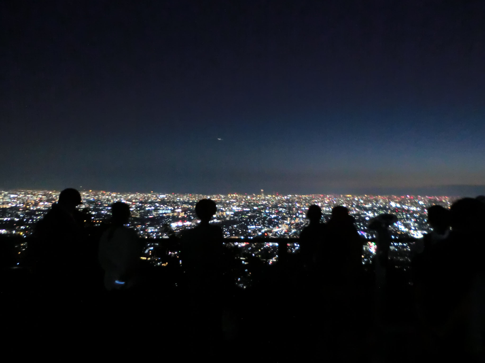 夕日が沈んで、街の明かりが灯っていきます。