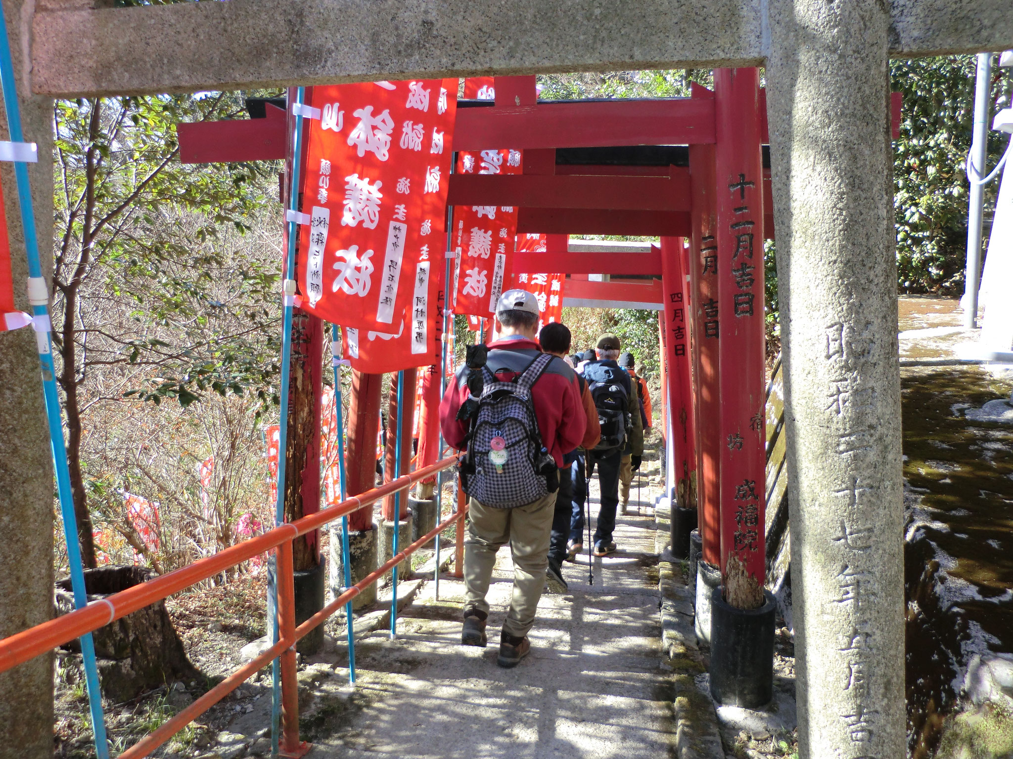 頂上から朝護孫子寺へ