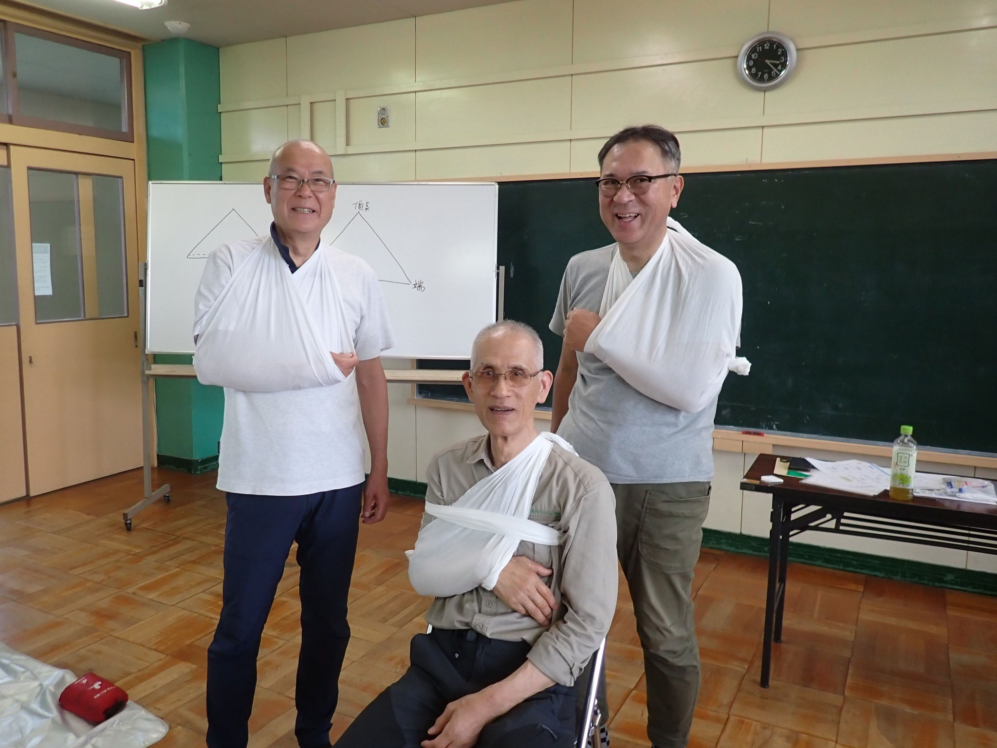 腕を吊る3名