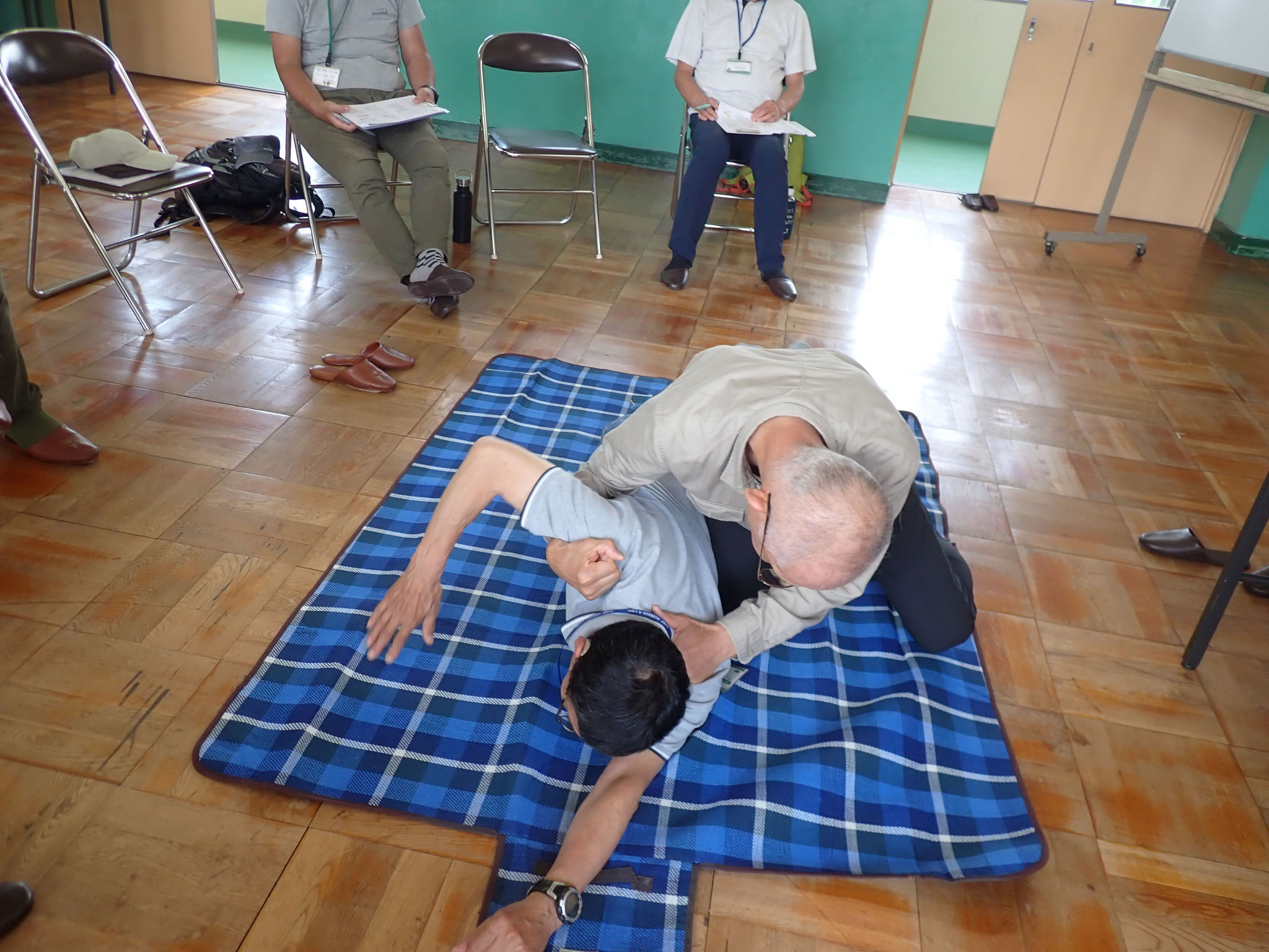 うつ伏せの傷病者を仰向けにする（1）