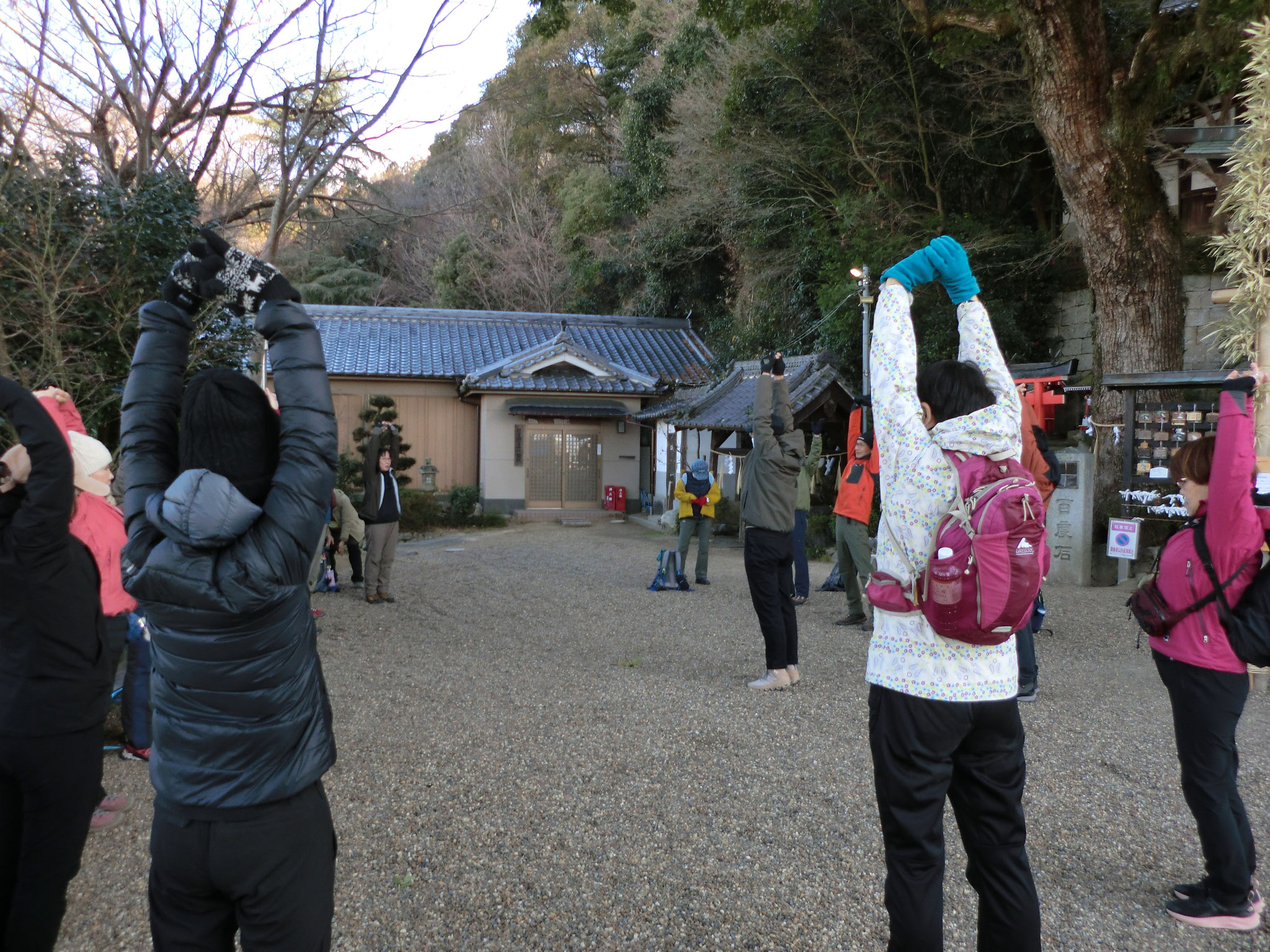 神社で軽くストレッチ