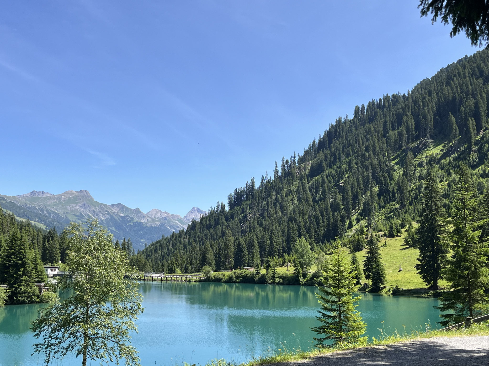 Wir umrunden den See und essen an einem kleinen Badesee unsere belegten Brötchen.