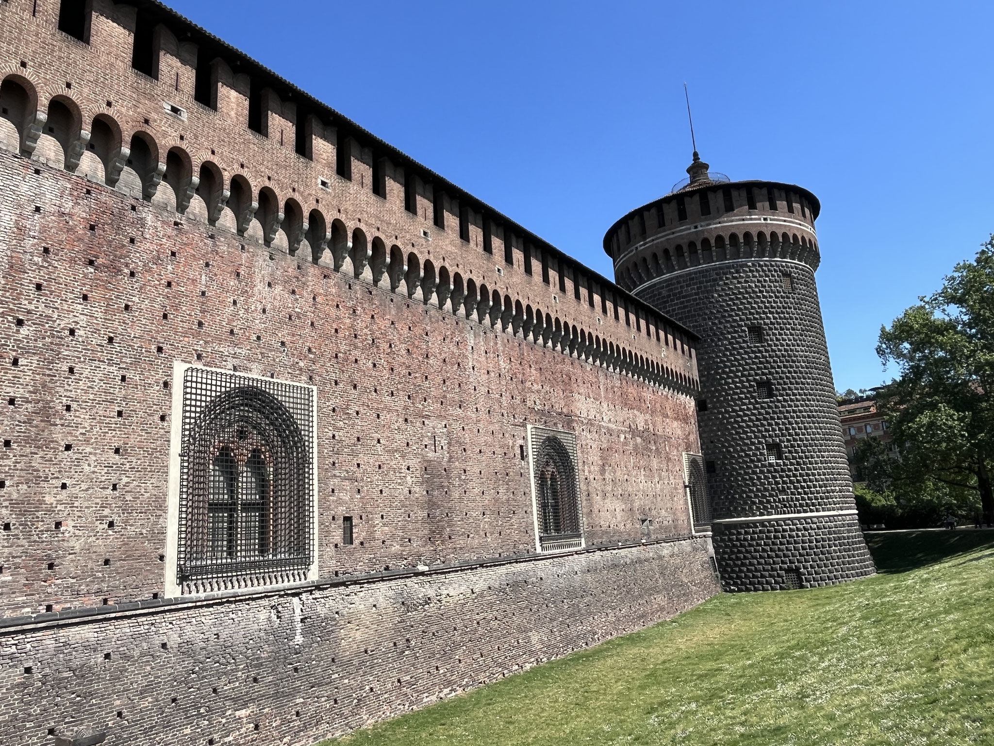 In einer grossen Menschenmenge lassen wir uns durch das Sforza-Schloss ziehen.