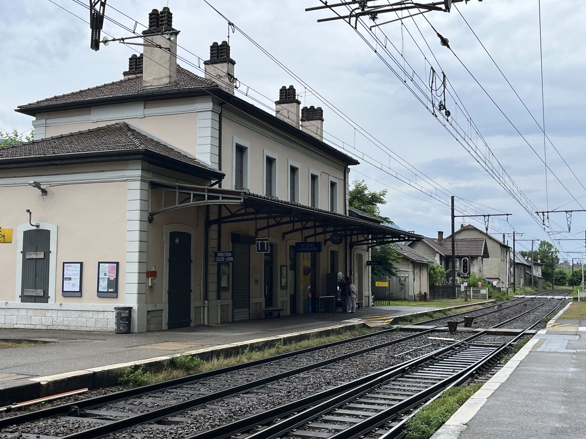 Dann gehts weiter zum Bahnhof, wo wir pünktlich den fast leeren Zug besteigen können. 