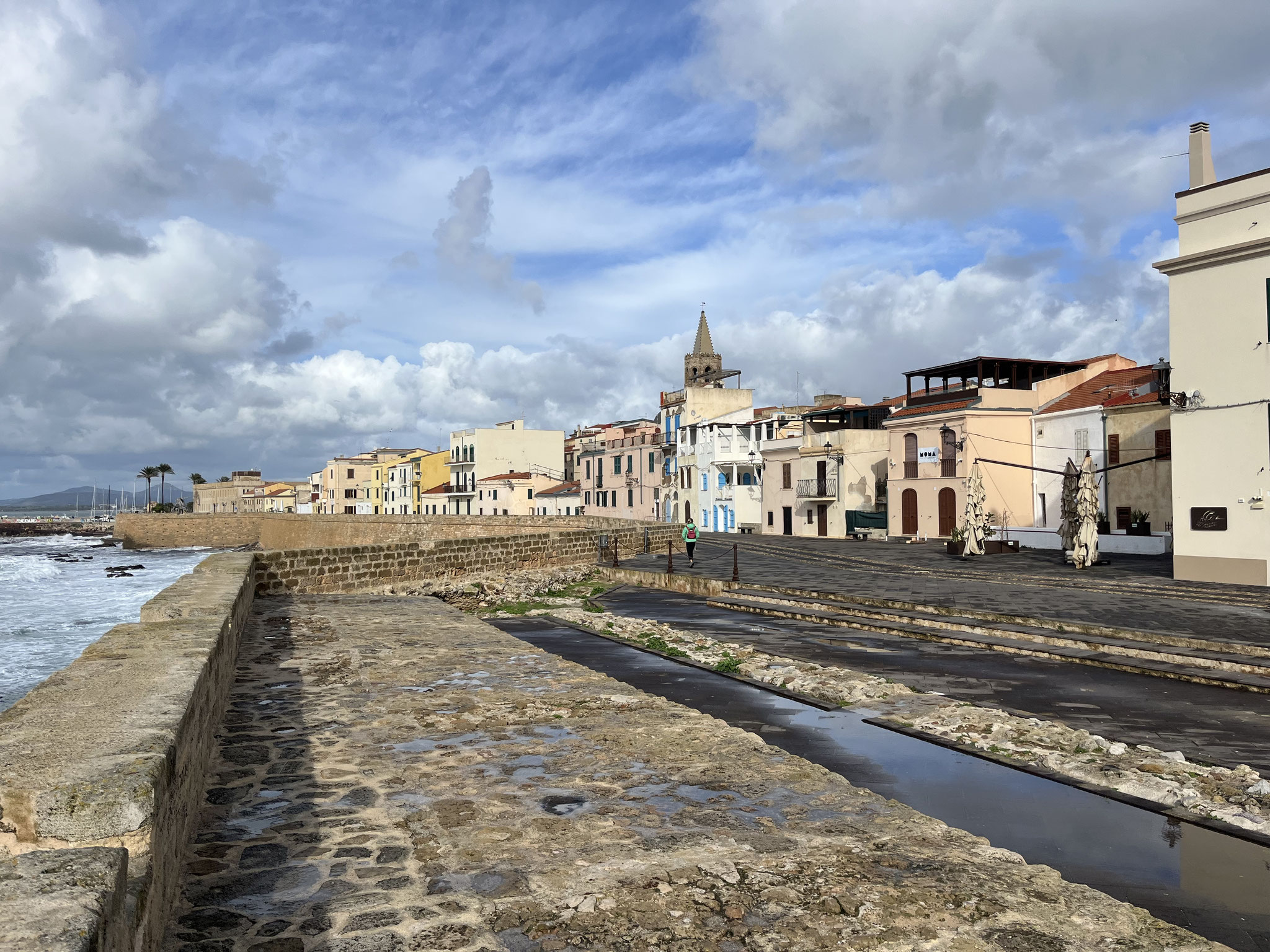 Sobald es jeweils aufhellt und die Sonne erscheint, zieht es uns nach draussen an die wunderschöne Promenade in Alghero.