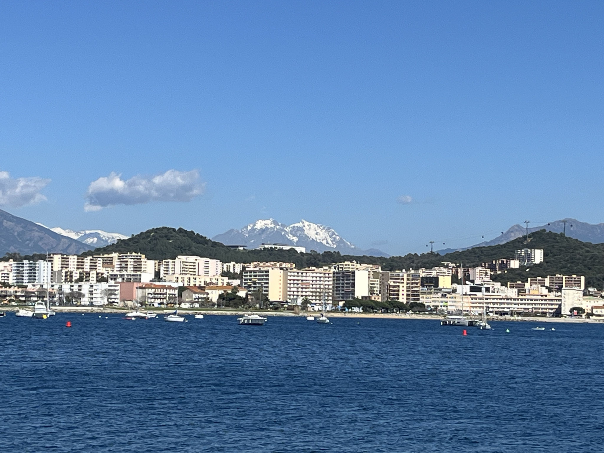 Der Blick über die Bucht mit den verschneiten Berggipfeln lässt sich sehen.