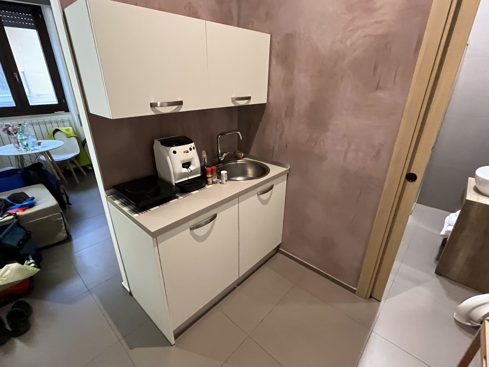 Diese kleine Wohnung ist unser Zuhause für die nächsten drei Tage. Es ist nämlich Dauerregen angesagt und darum bleiben wir hier.