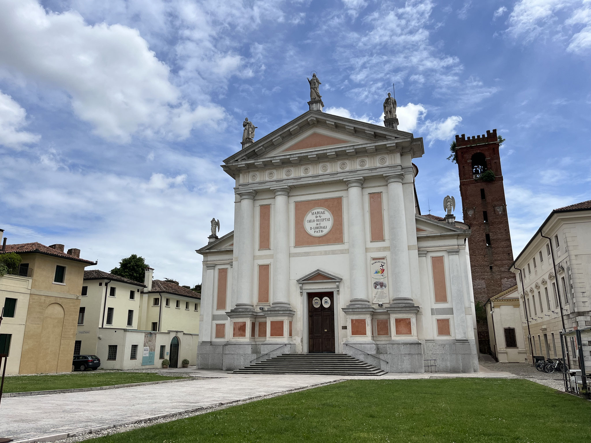 ... auf der Piazza San Liberale steht ein grosser Dom.