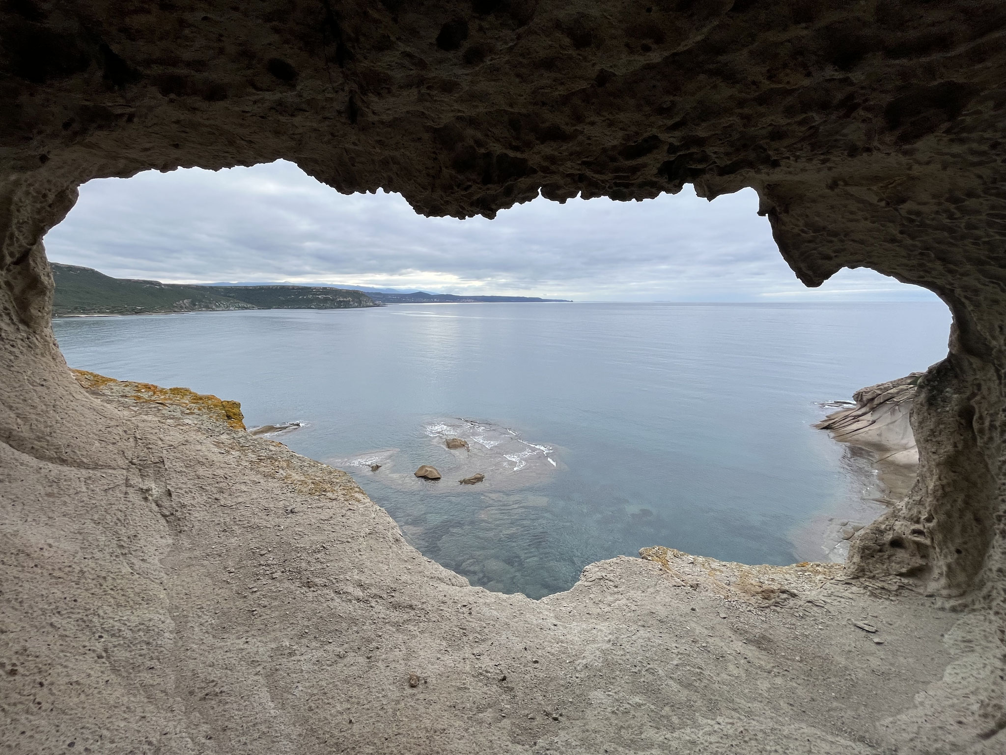 Ganz speziell ist diese Loch im Fels mit einer Höhle dahinter, die sich gut für einen Biwakplatz eignen würde.
