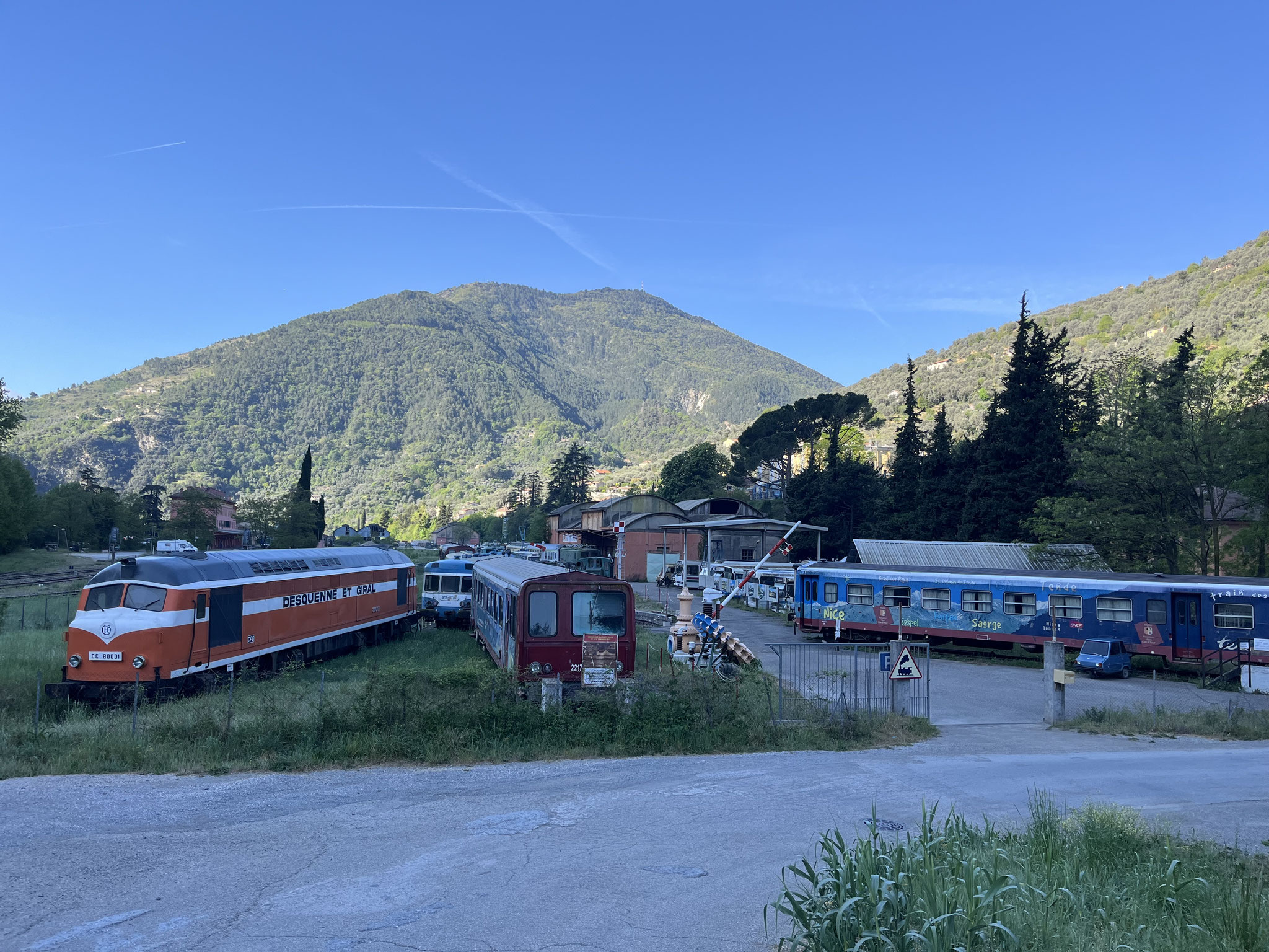 … einem etwas ungepflegten Bahnmuseum vorbei …