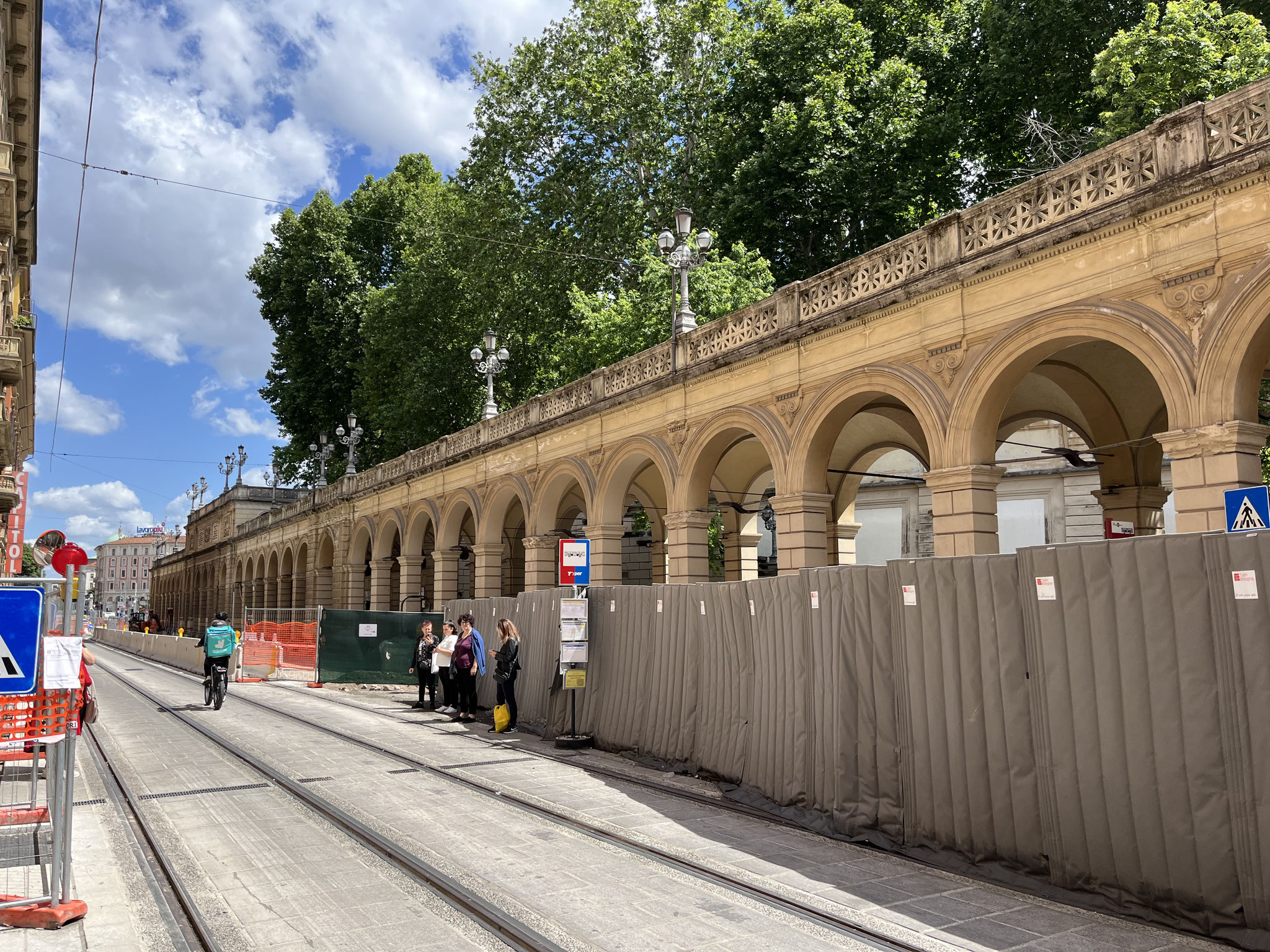 Rund um den Bahnhof wird viel gebaut. Vor allem die Baustelle für eine neue Tramlinie nimmt viel Platz ein.