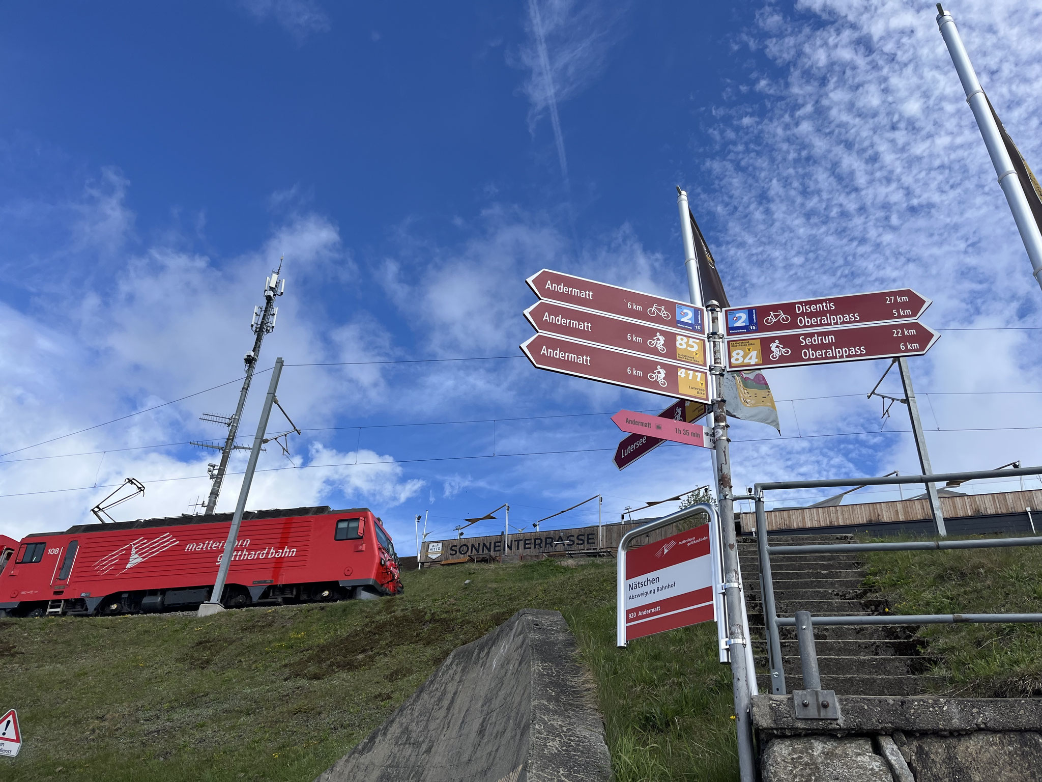 Die Matterhorn-Gotthard-Bahn schlängelt sich ebenfalls den Hang hinauf.