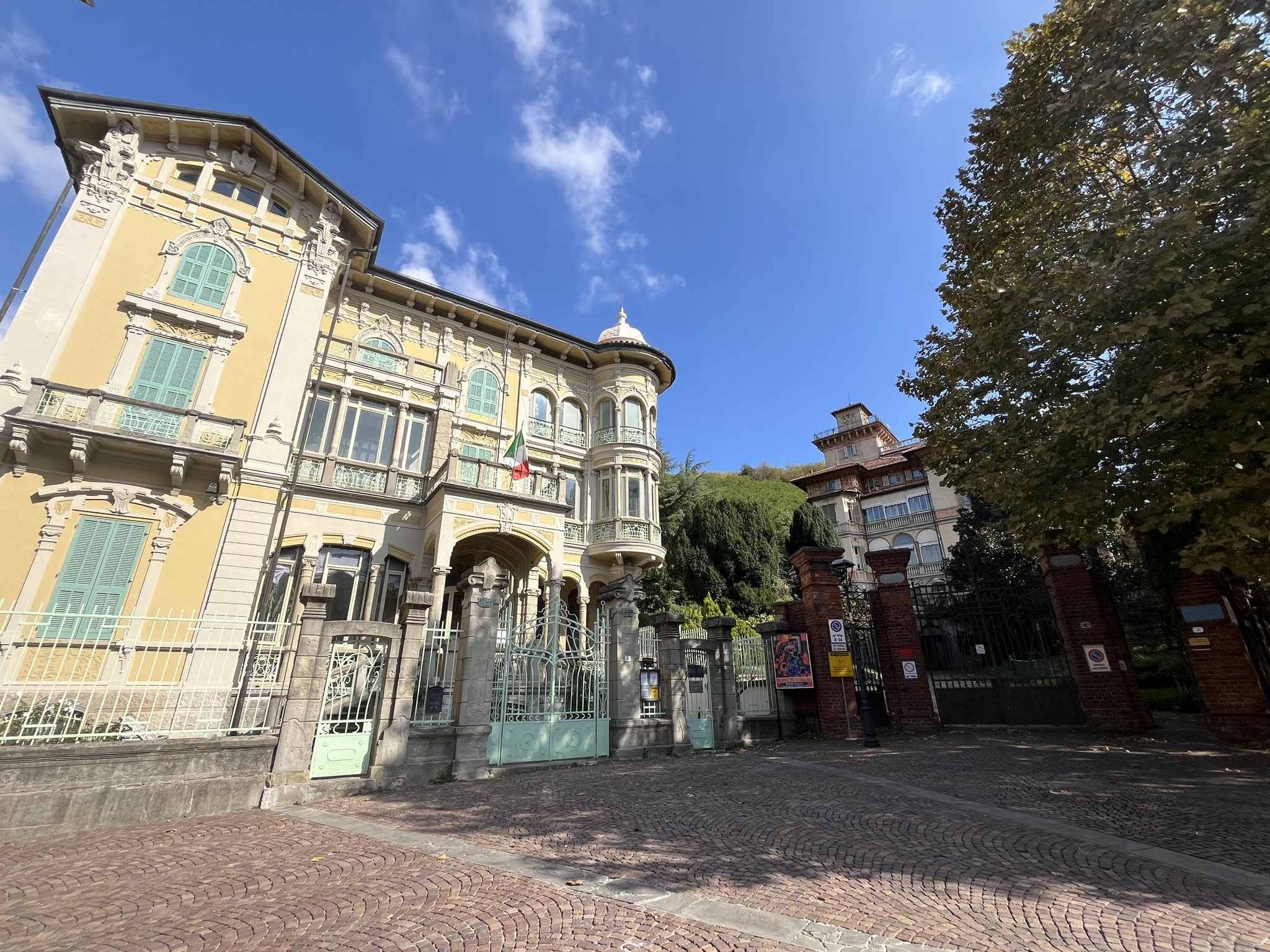 Die Villa des ehemaligen Chefs ausserhalb des Zentrums beherbergt das Glasmuseum