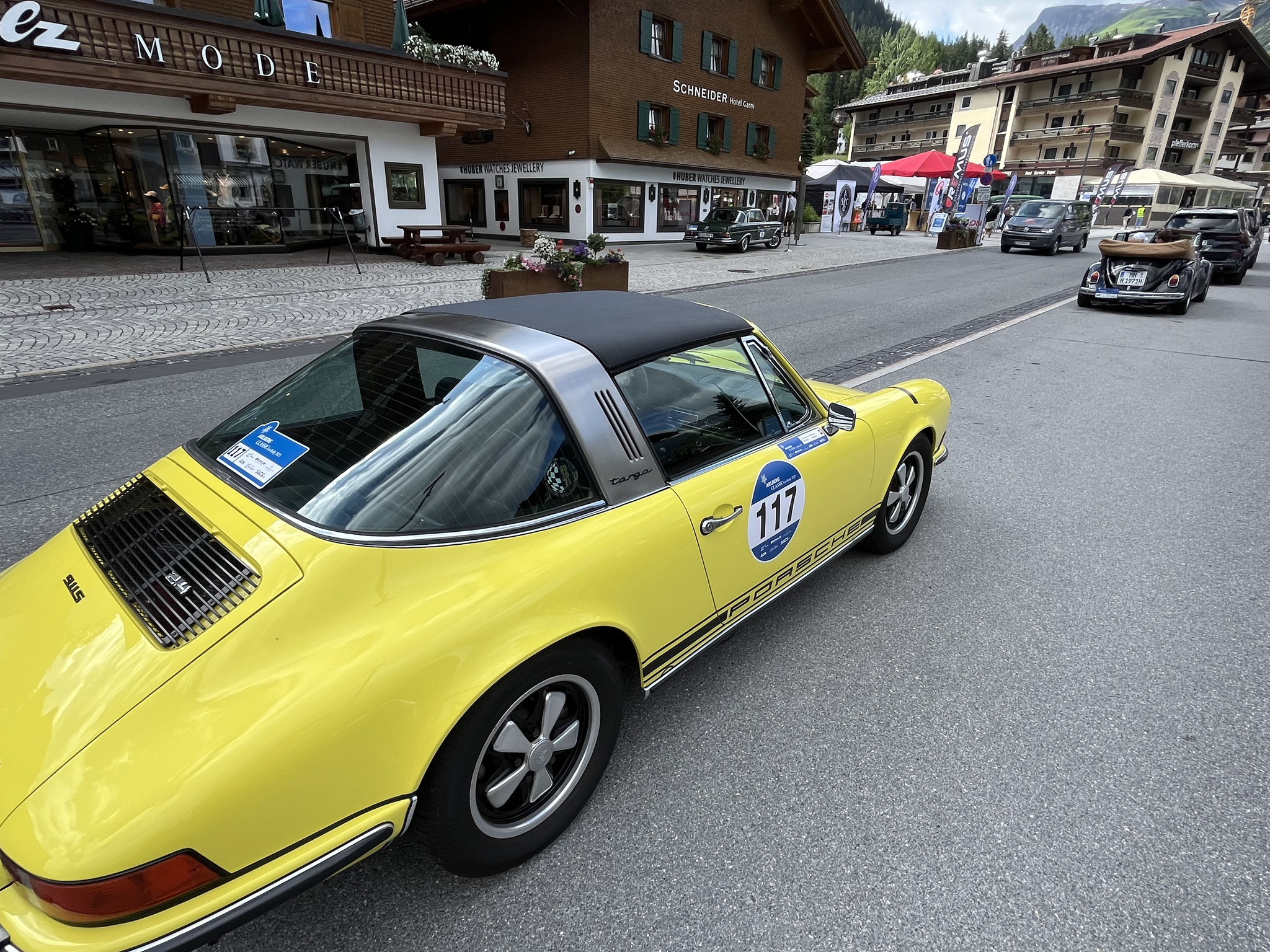 Danach besteigen wir den Bus, der uns über den Flexenpass nach Lech bringt. Hier findet gerade die "Arlberg Classic Car Rally" statt. 