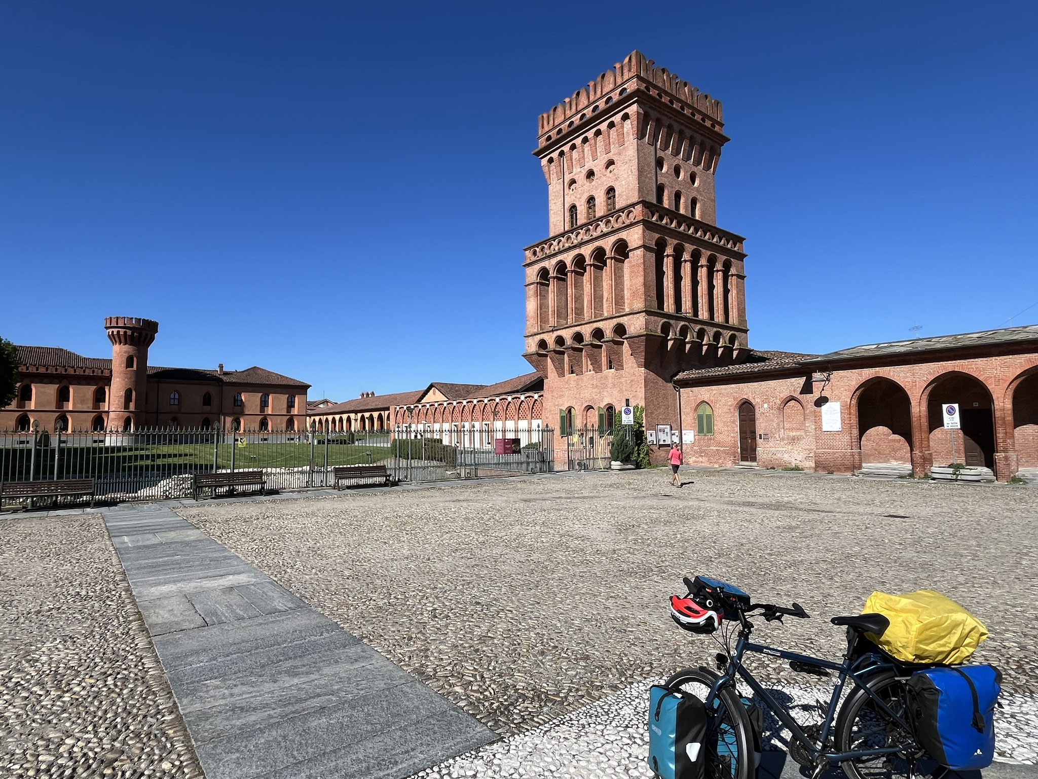 In Pollenzo machen wir auf dem grossen Platz mit vielen Sehenswürdigkeiten eine kurze Pause. Schlösser, Türme, Amphitheater etc. …