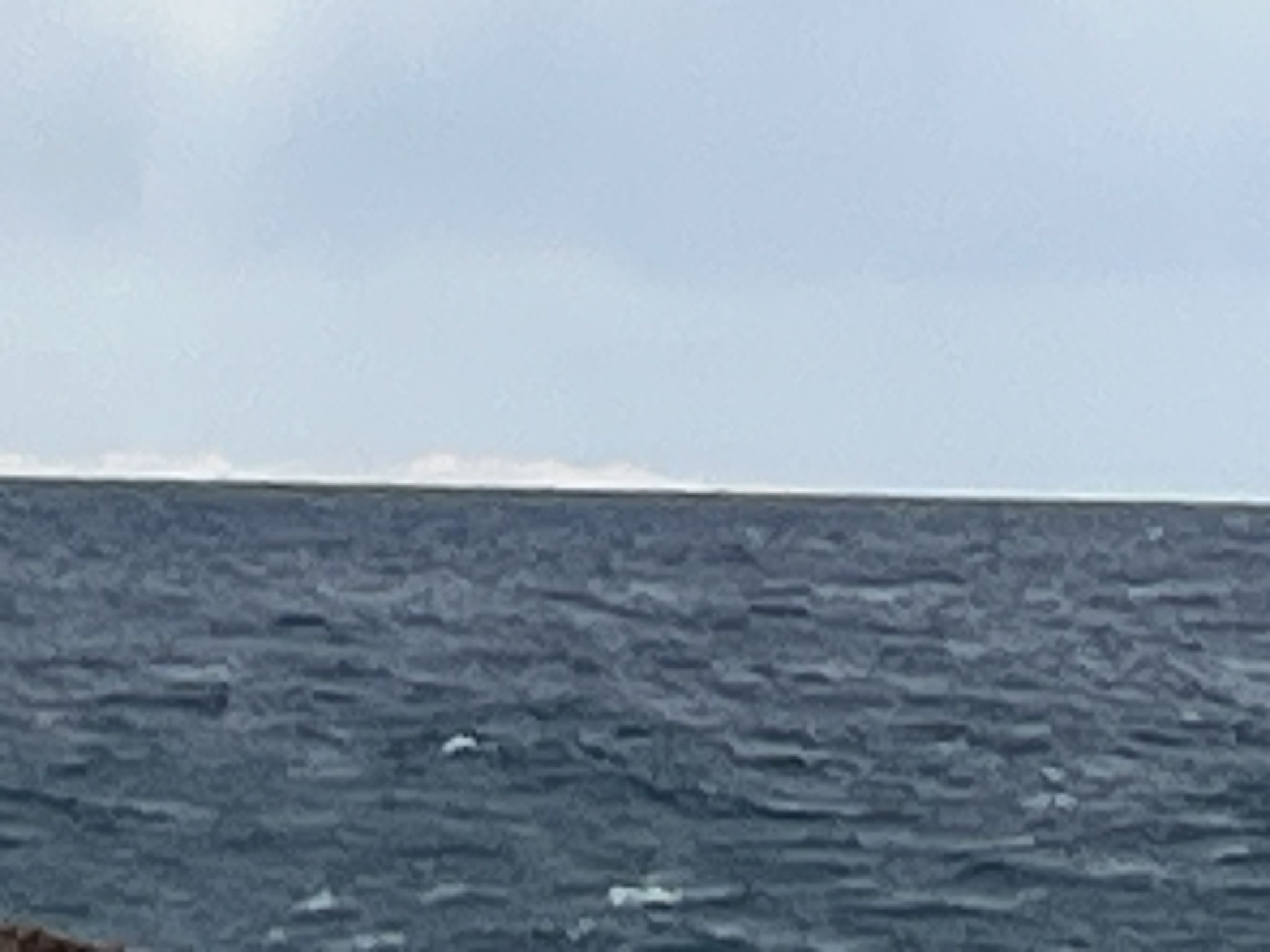 Wir stemmen uns dem Wind entgegen und schauen von der Felseninsel Pietra übers Meer und entdecken am Horizont „Eisberge“. Es sind die verschneiten Gipfel der Südalpen, die weiss leuchten.