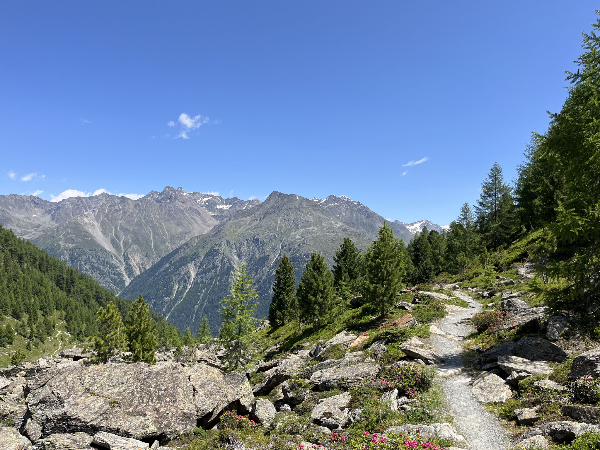 Nach unserer Mittagspause gehts noch hinauf zur Mittelstation der Gaislachkoglbahn. Hier hat es noch ein Stück wunderbarer Wanderpfad.