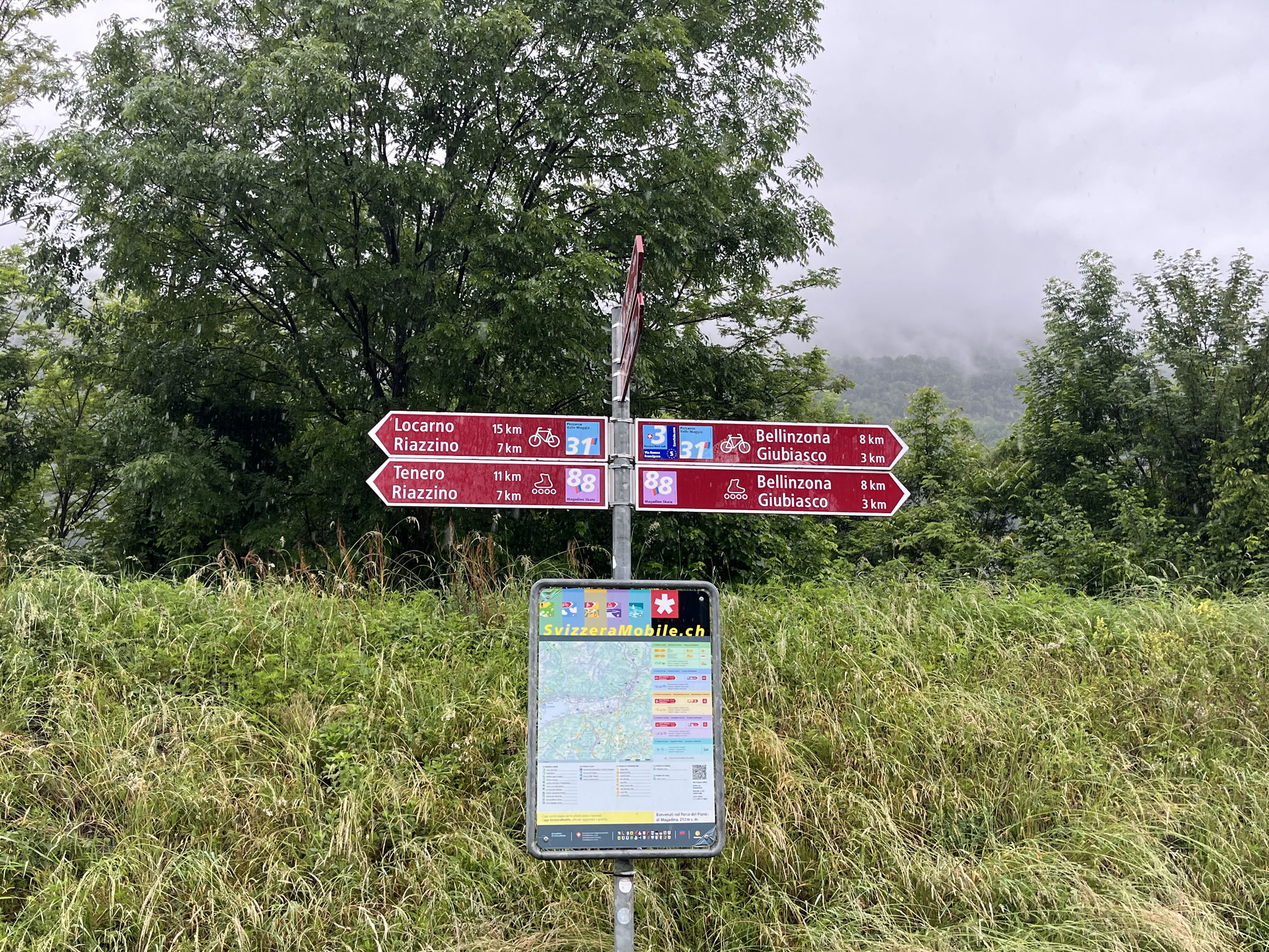 Im strömenden Regen pedalen wir auf deinem nationalen Veloweg dem Ticinodamm entlang und werden nass und nässer!