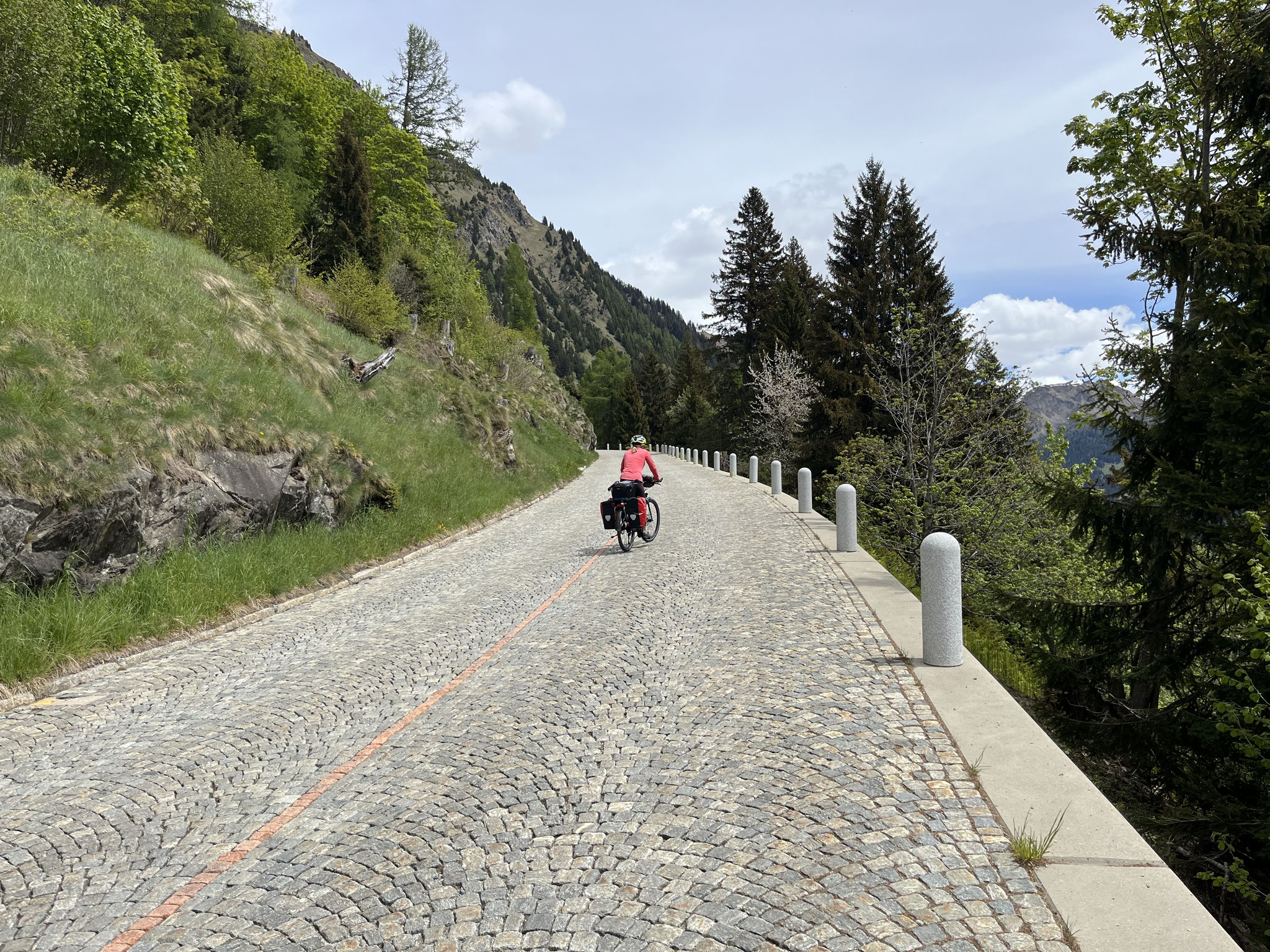 Das „Tremola-Feeling“ mit der Kopfsteinpflasterstrasse haben wir schon nach ein paar Kehren.