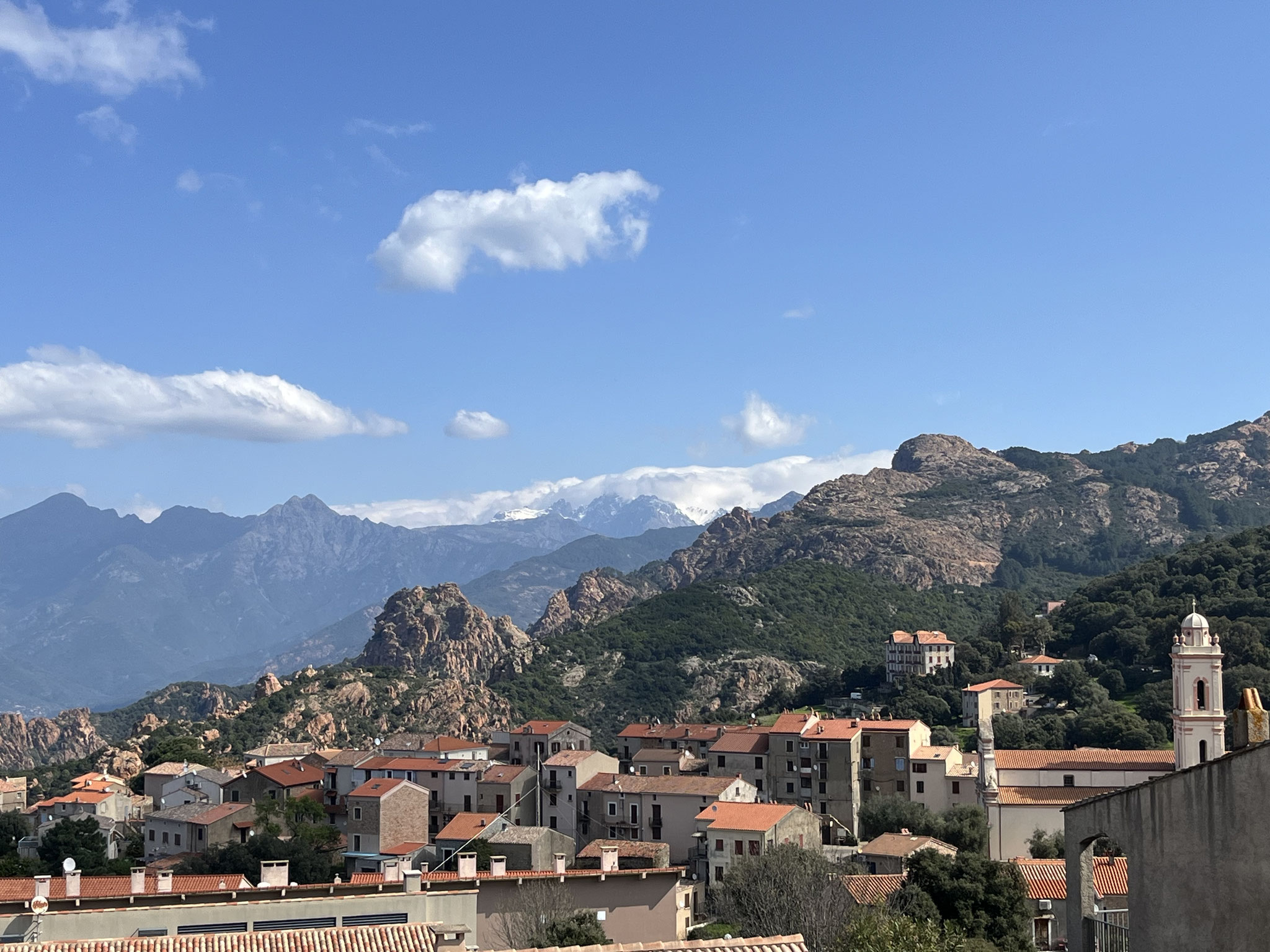 Rund 450m über dem Golf von Porto liegt dieses kleine Dorf, das berühmt für die roten Felsen ist.