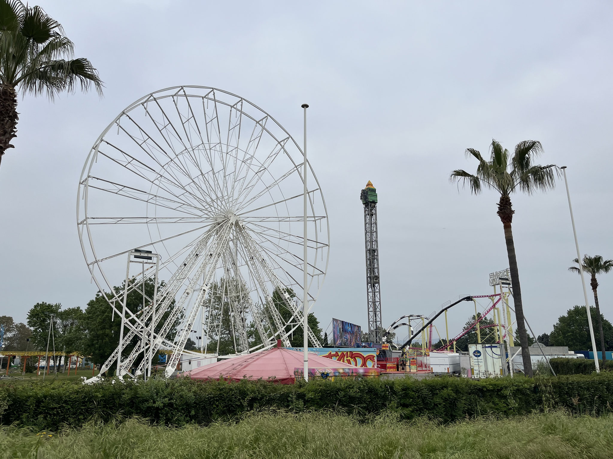 Wir kommen an einem grosser Wasser-und Freizeitpark vorbei, …