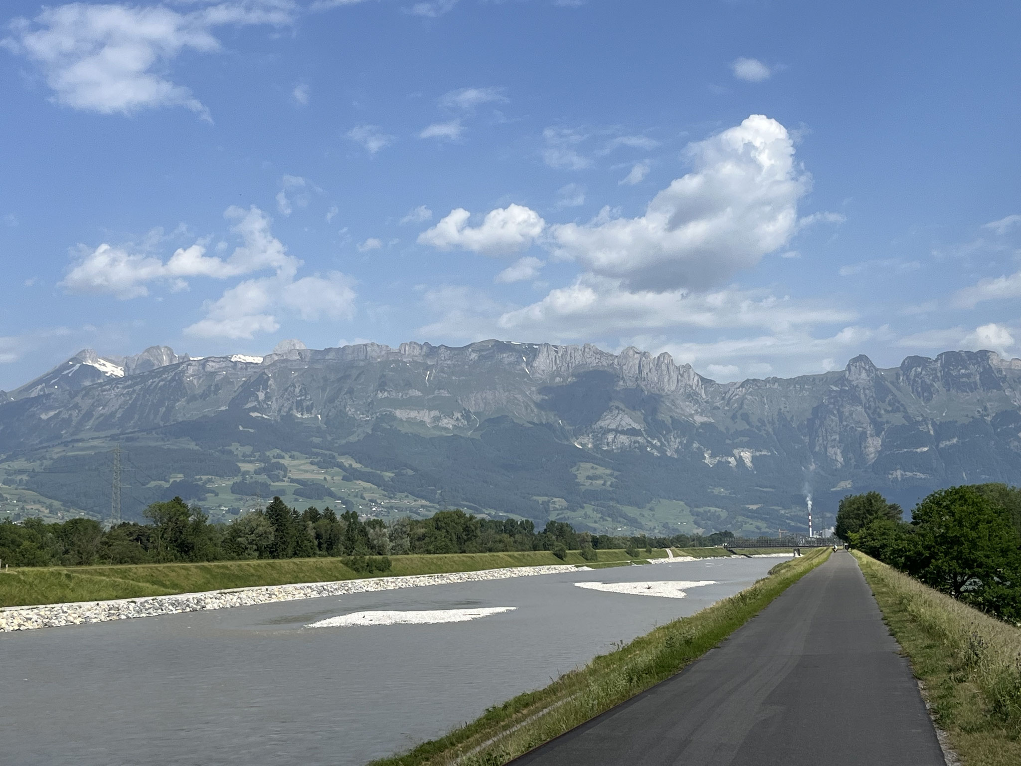 Der Rhein führt sehr wenig Wasser in diesen Tagen.